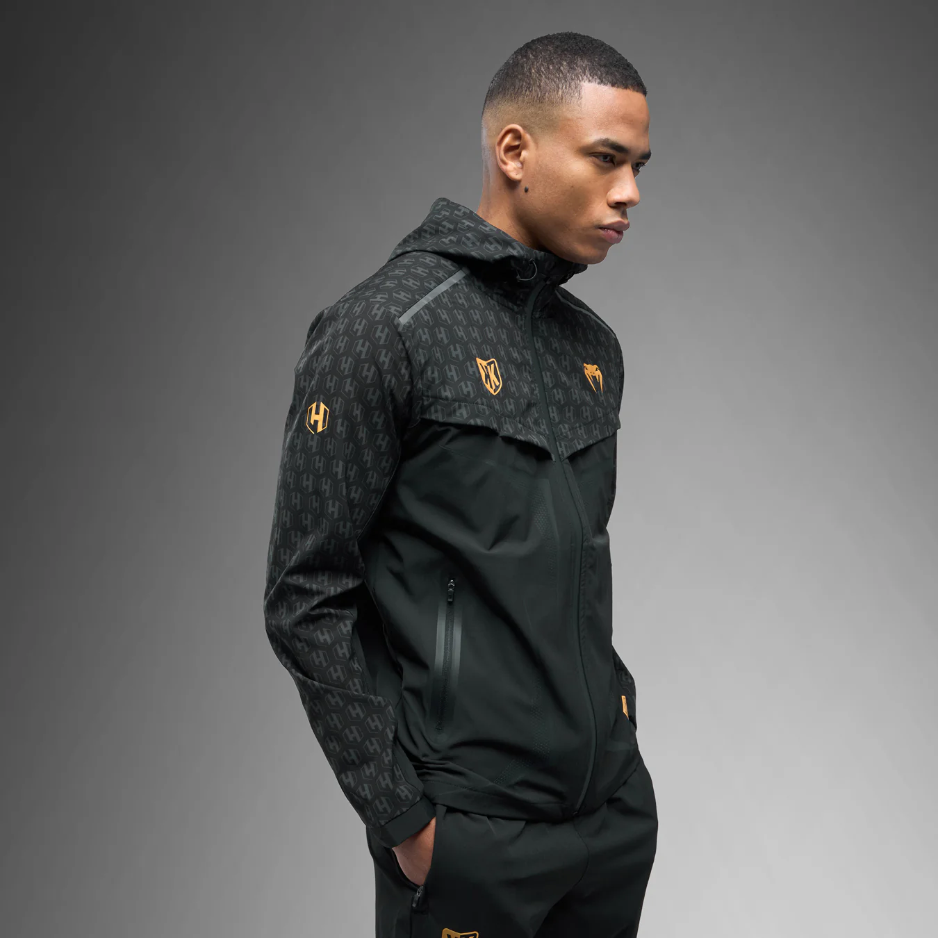 FK x Venum Hexagone MMA Komplettes Trainingsanzug-Set (Jacke + Hose) - Schwarz/Gold - Image 2