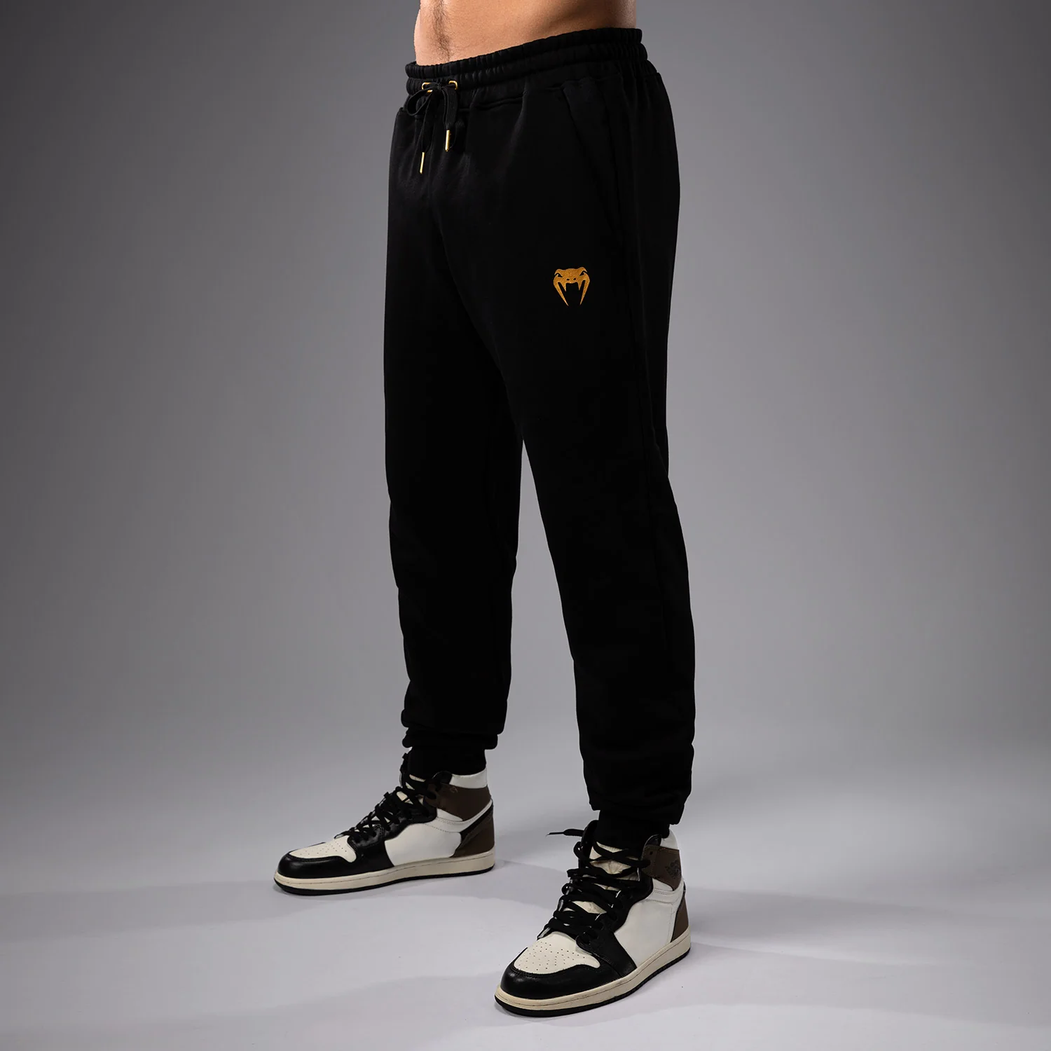 FK x Venum Hexagone MMA Jogging - Schwarz/Gold - Image 2