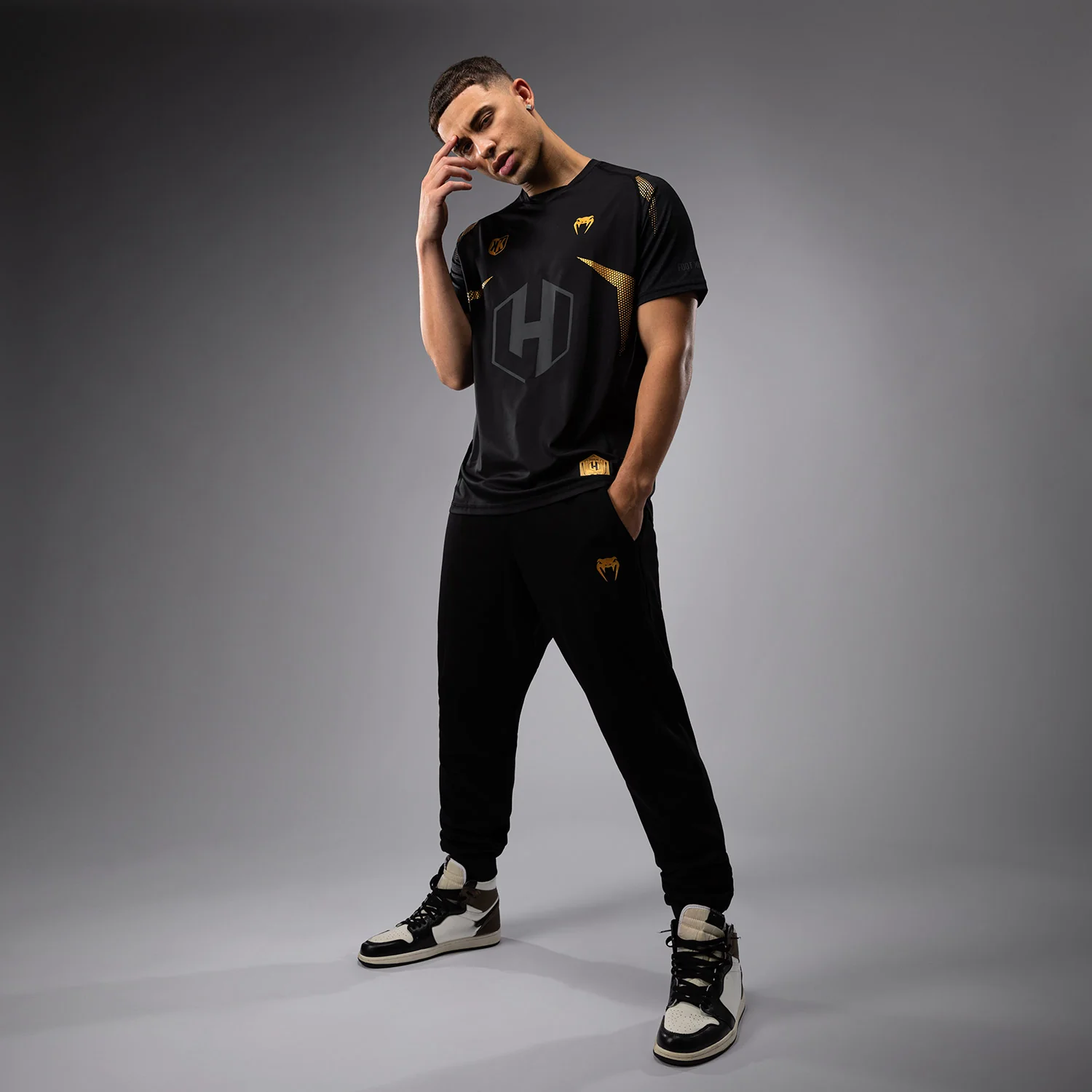 FK x Venum Hexagone MMA Jogging - Schwarz/Gold - Image 6