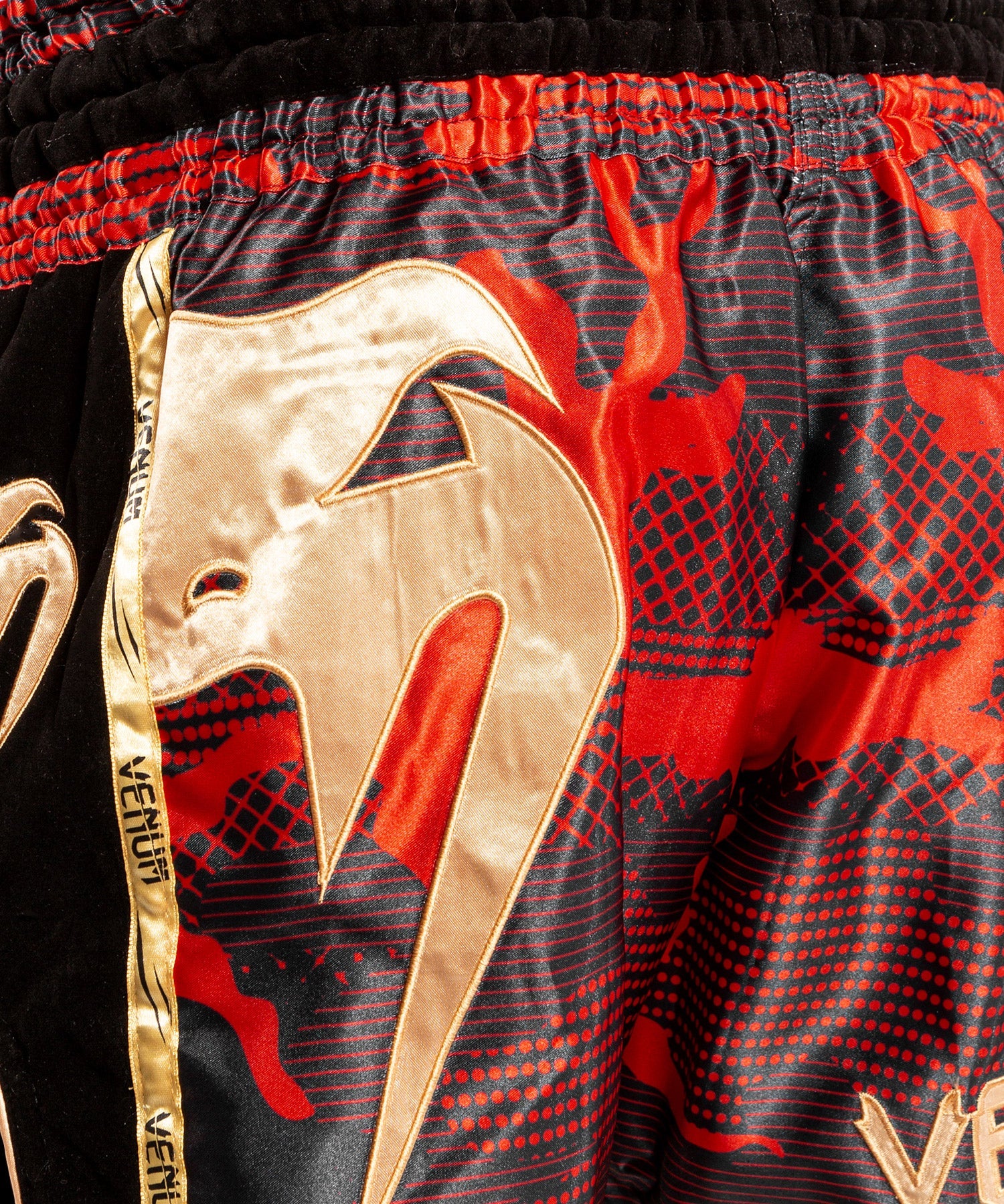 Muay Thai Shorts Venum Giant Camo - Rot/Gold - Image 4