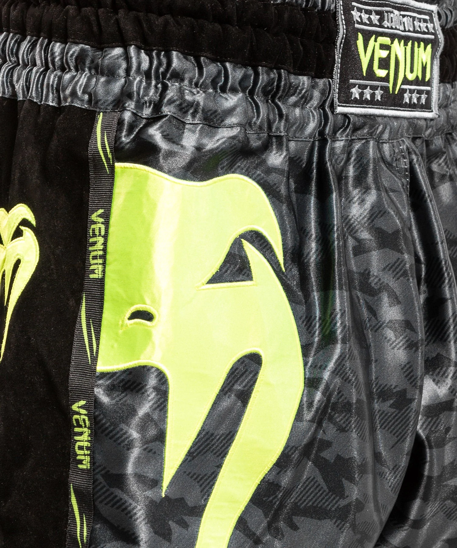 Muay Thai Shorts Venum Giant Camo - Schwarz/Gelb - Image 3