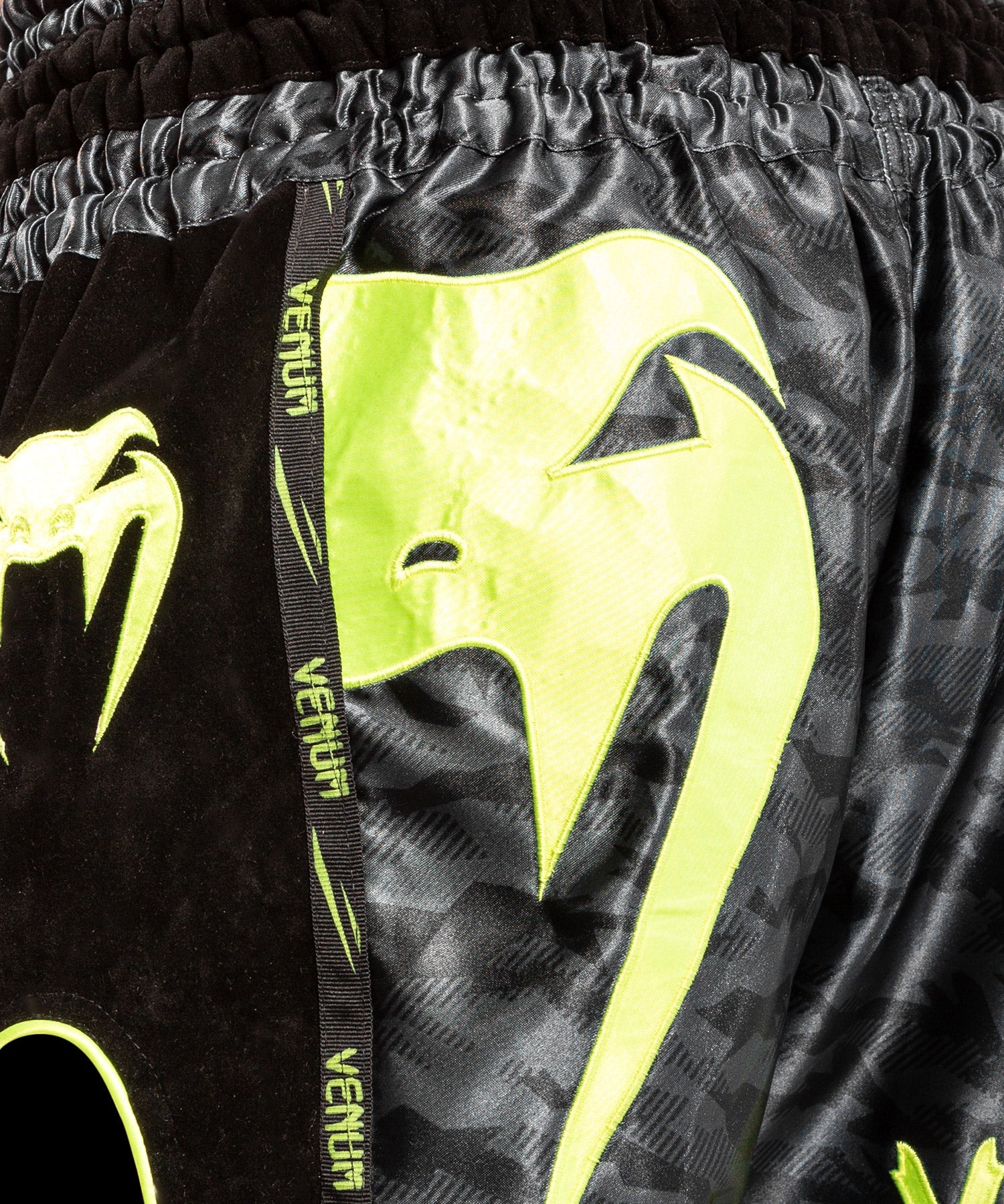Muay Thai Shorts Venum Giant Camo - Schwarz/Gelb - Image 4