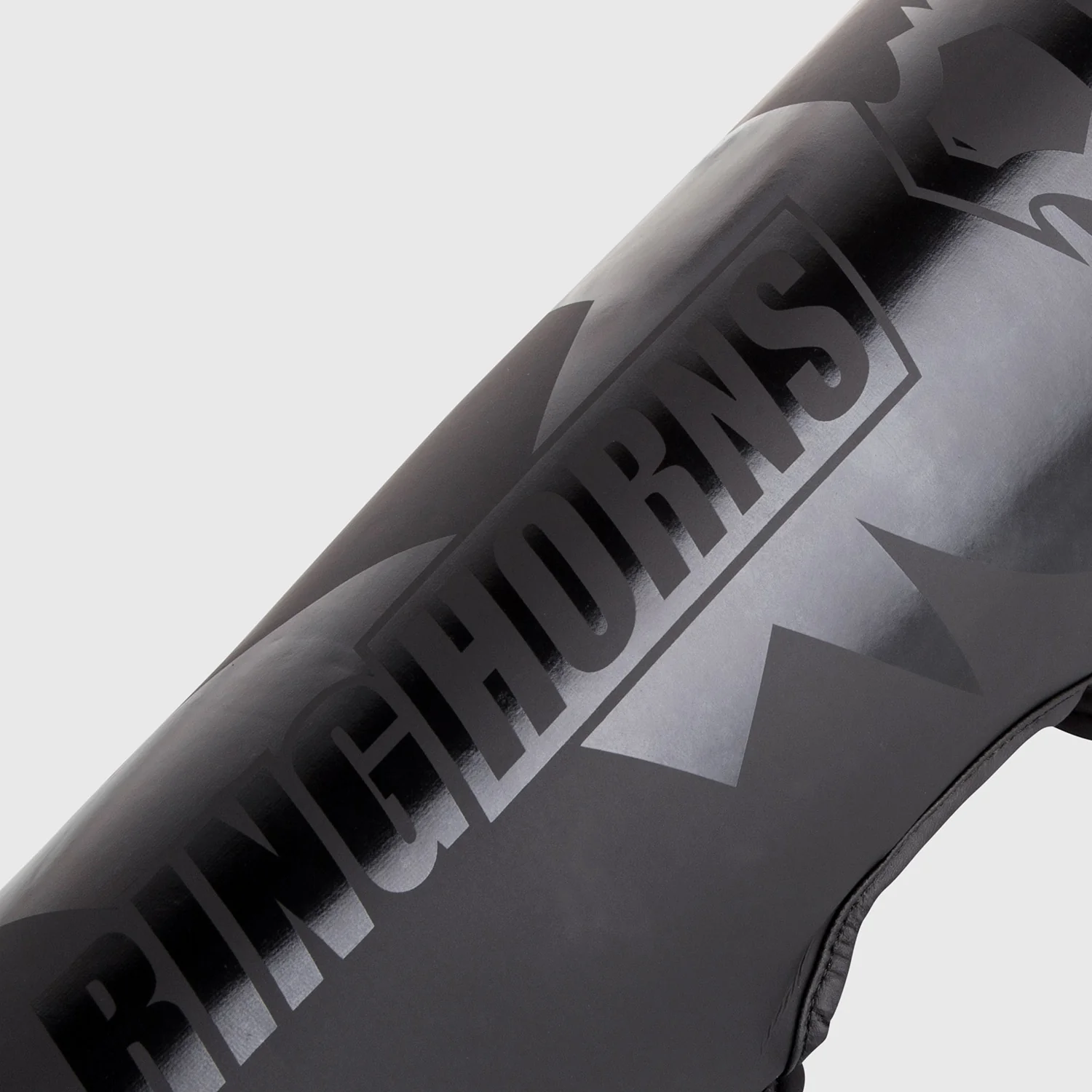 Ringhorns Charger by Venum Schienbeinschoner – Schwarz/Schwarz - Image 5