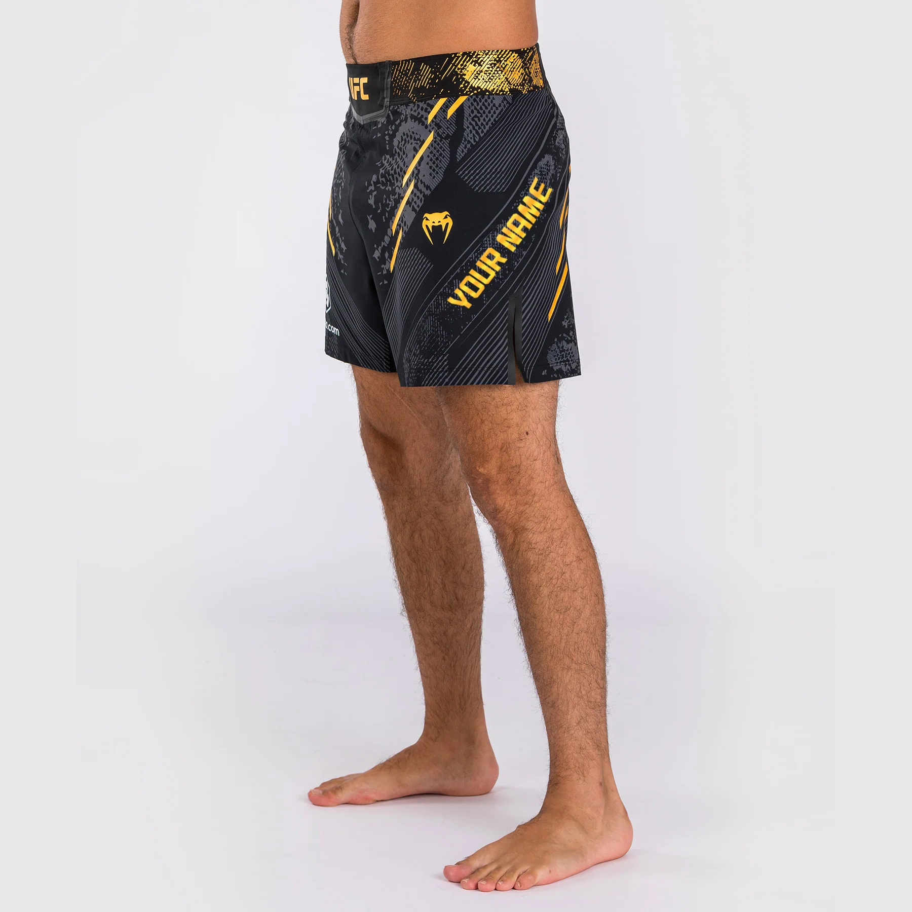 UFC Adrenaline by Venum Personalisierte Authentische Fight Night Herren-Kampfshorts - Kurze Passform - Schwarz/Gold