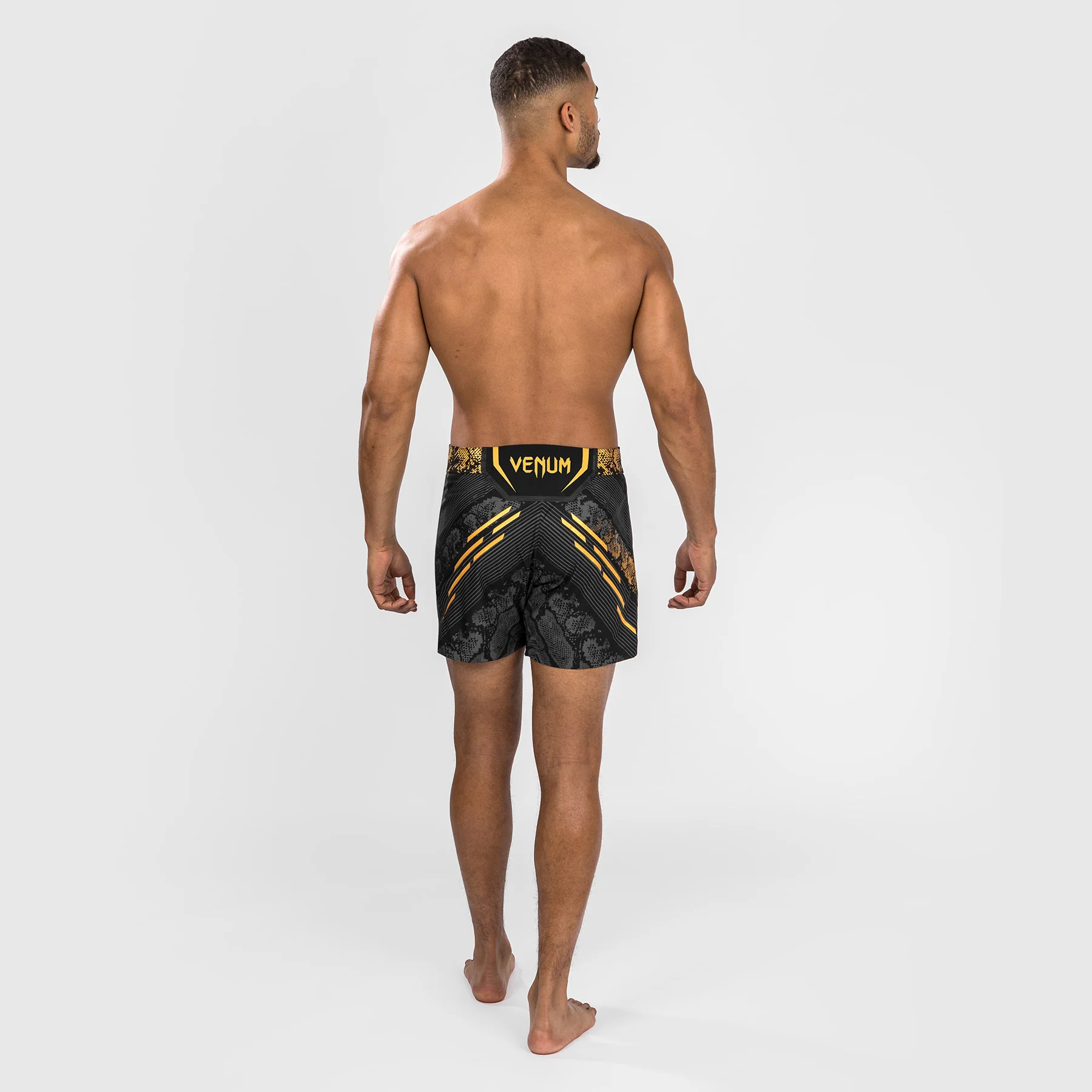 UFC Adrenaline by Venum Personalisierte Authentische Fight Night Herren-Kampfshorts - Kurze Passform - Schwarz/Gold - Image 5