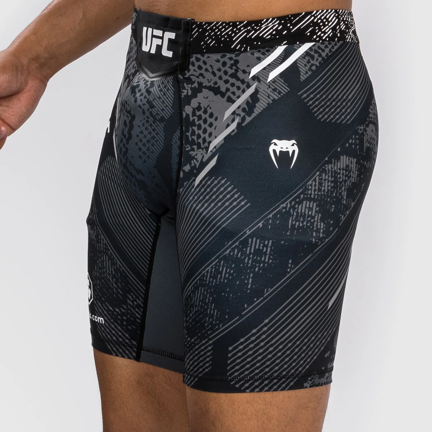 UFC Adrenaline by Venum Authentic Fight Night Short Vale Tudo für Männer - Schwarz - Image 7