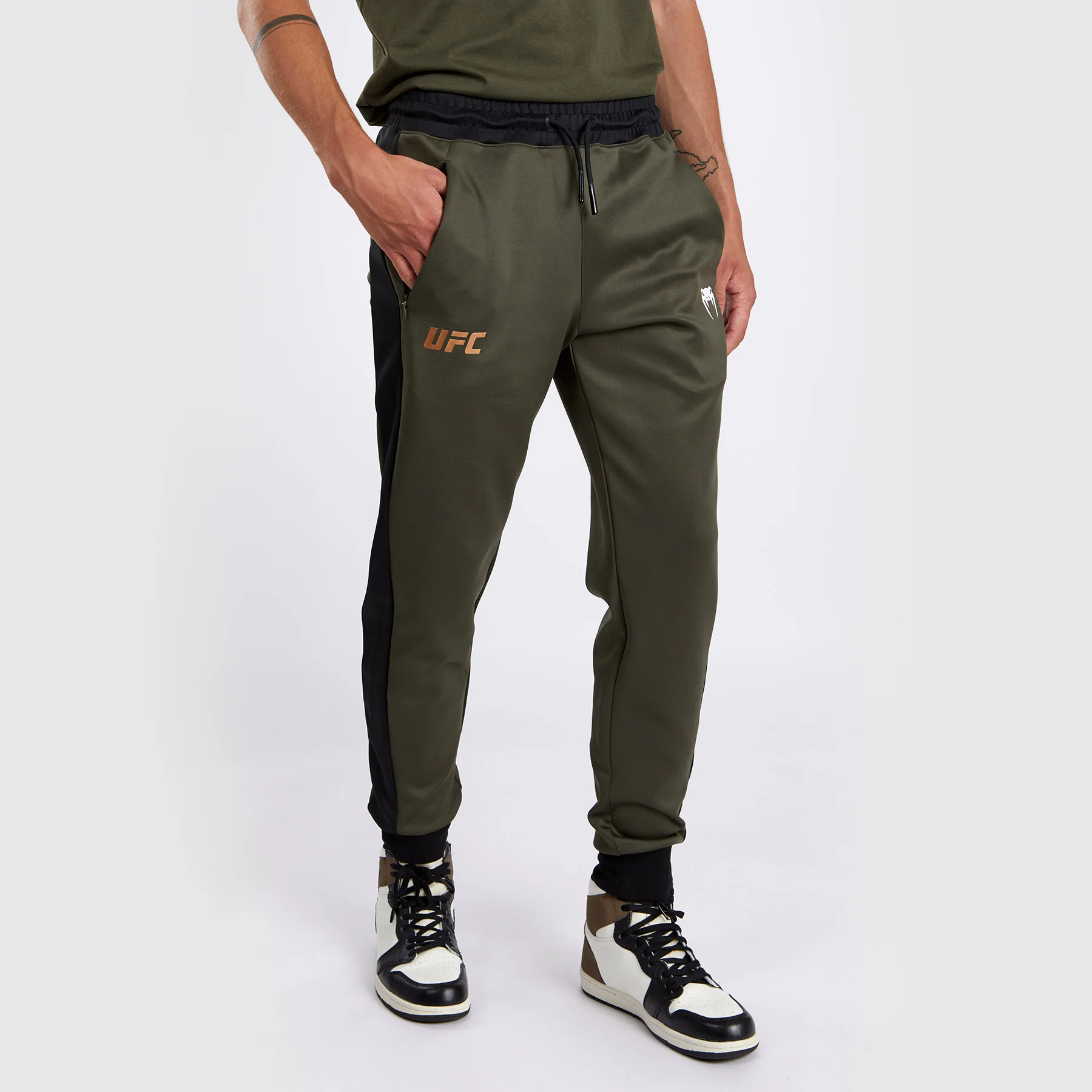 UFC Adrenaline by Venum Fight Week Herren-Performance-Jogging-Hose - Khaki/Bronze - Image 7