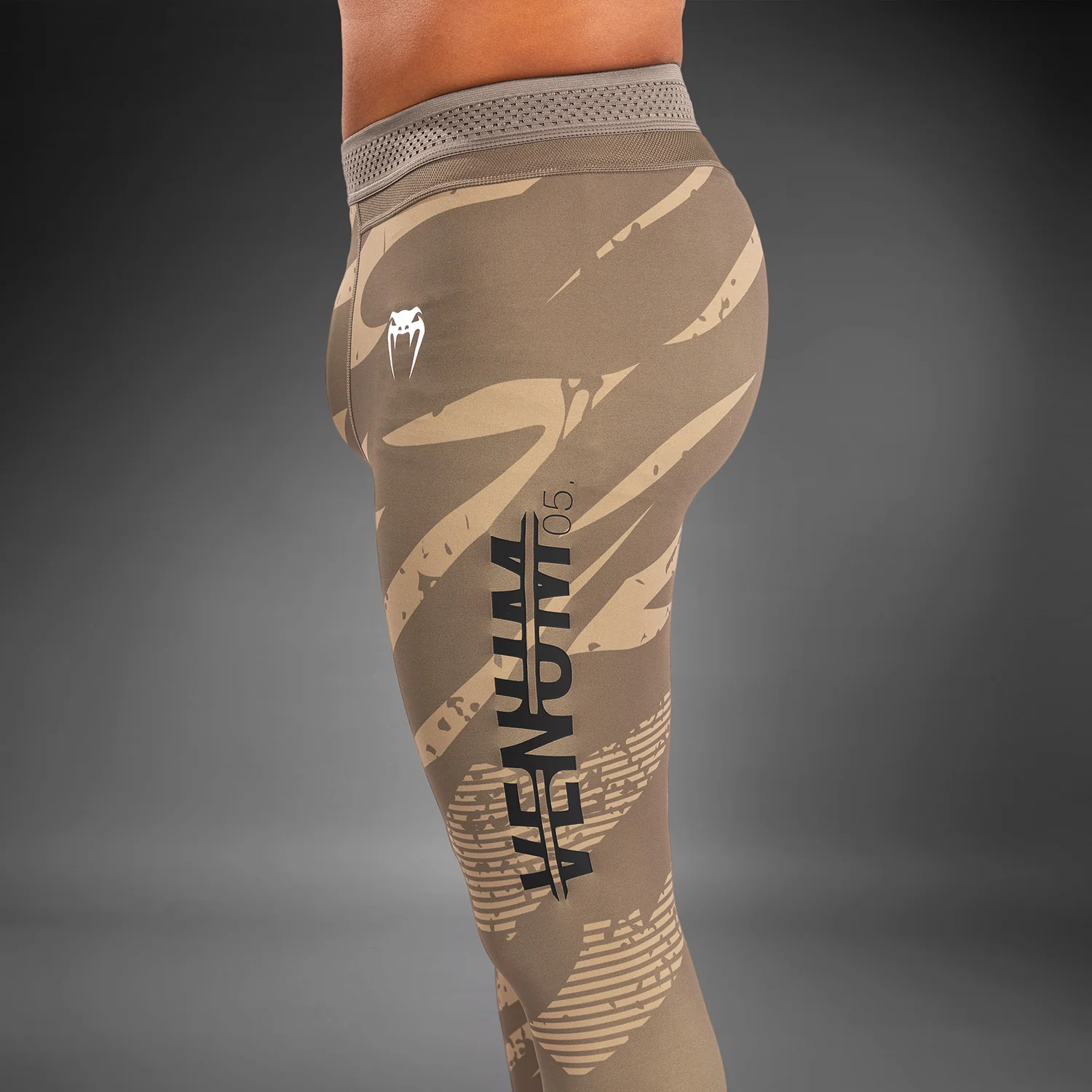 UFC Adrenaline by Venum Fight Week Performance Herren-Tight - Desert Camo - Image 3