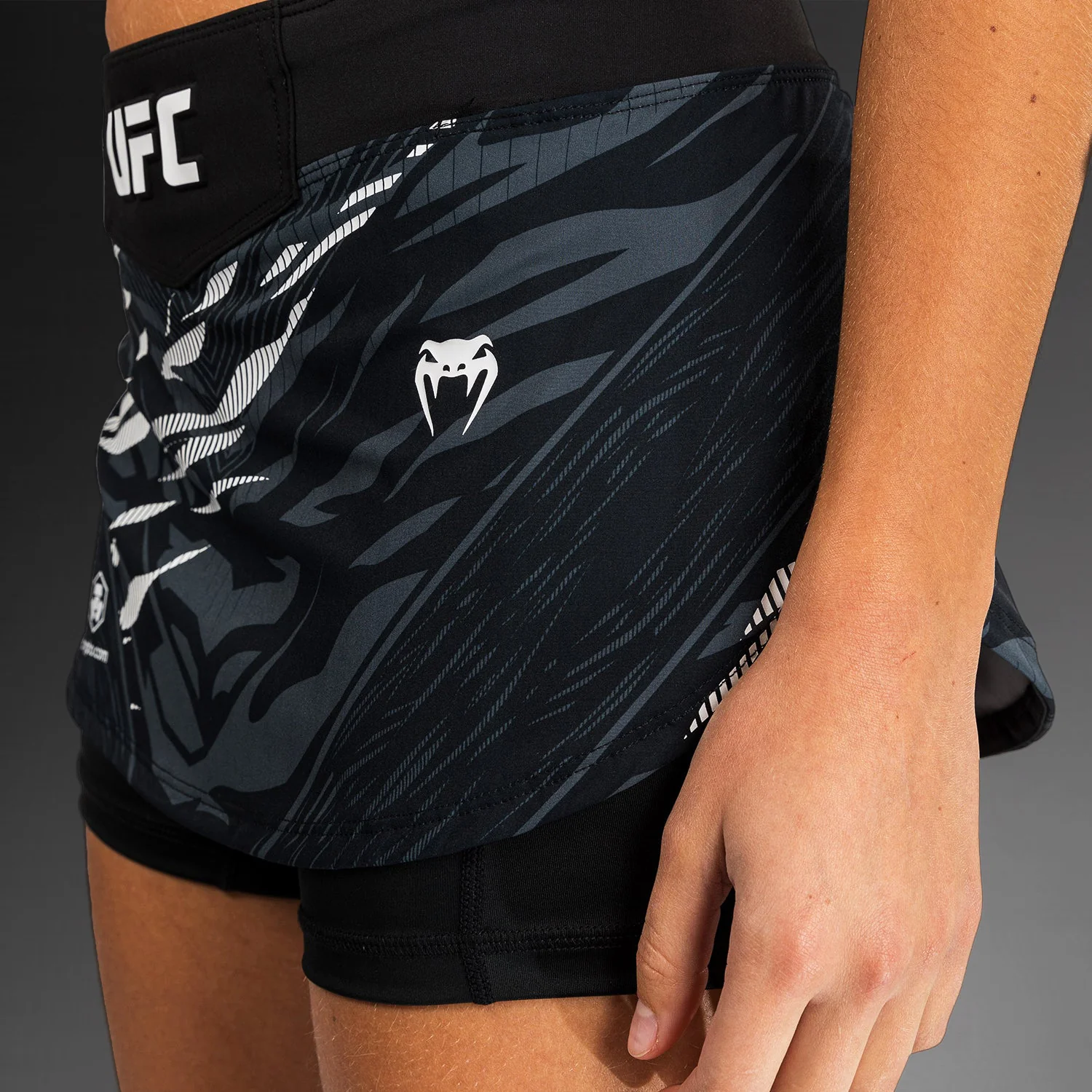 UFC Fusion by Venum Authentic Fight Night Damen-Skort - Schwarz - Image 6