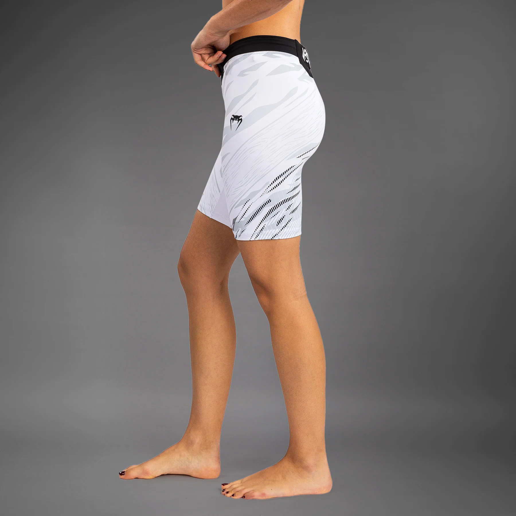 UFC Fusion by Venum Authentic Fight Night Damen Vale Tudo Short - Long Fit - Weiß - Image 7
