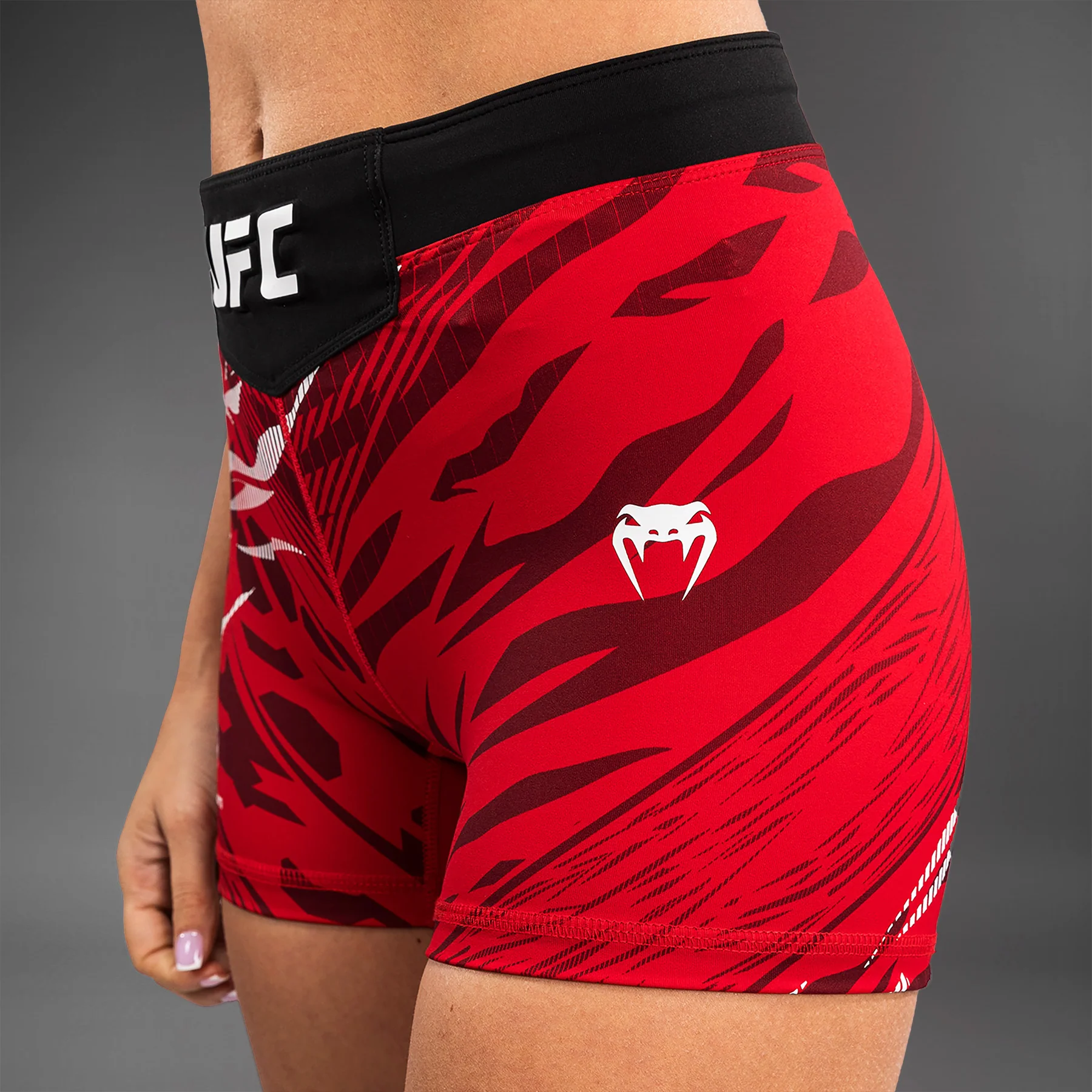 UFC Fusion by Venum Authentic Fight Night Damen Vale Tudo Short - Short Fit - Rot - Image 7
