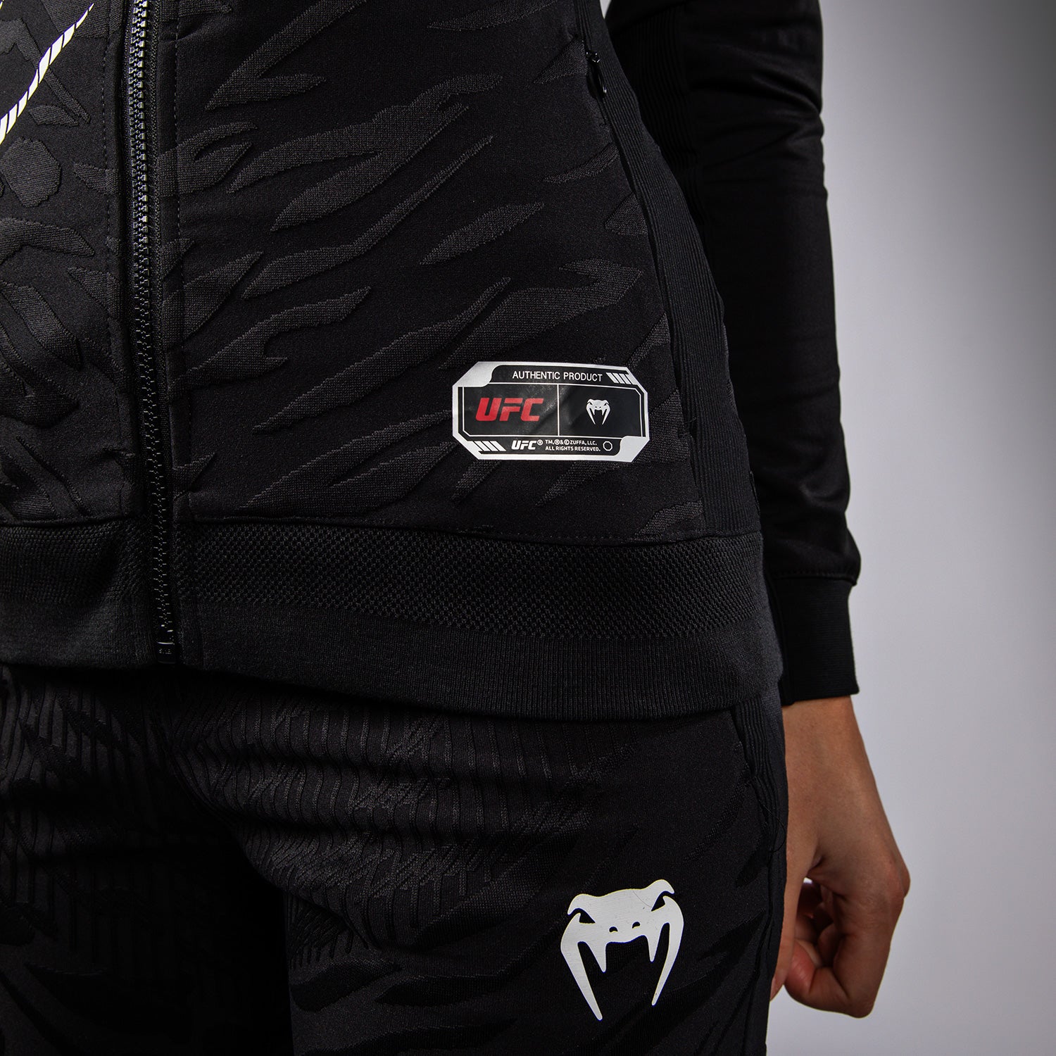UFC Fusion by Venum Authentic Fight Night Damen Walkout Hoodie - Schwarz - Image 7