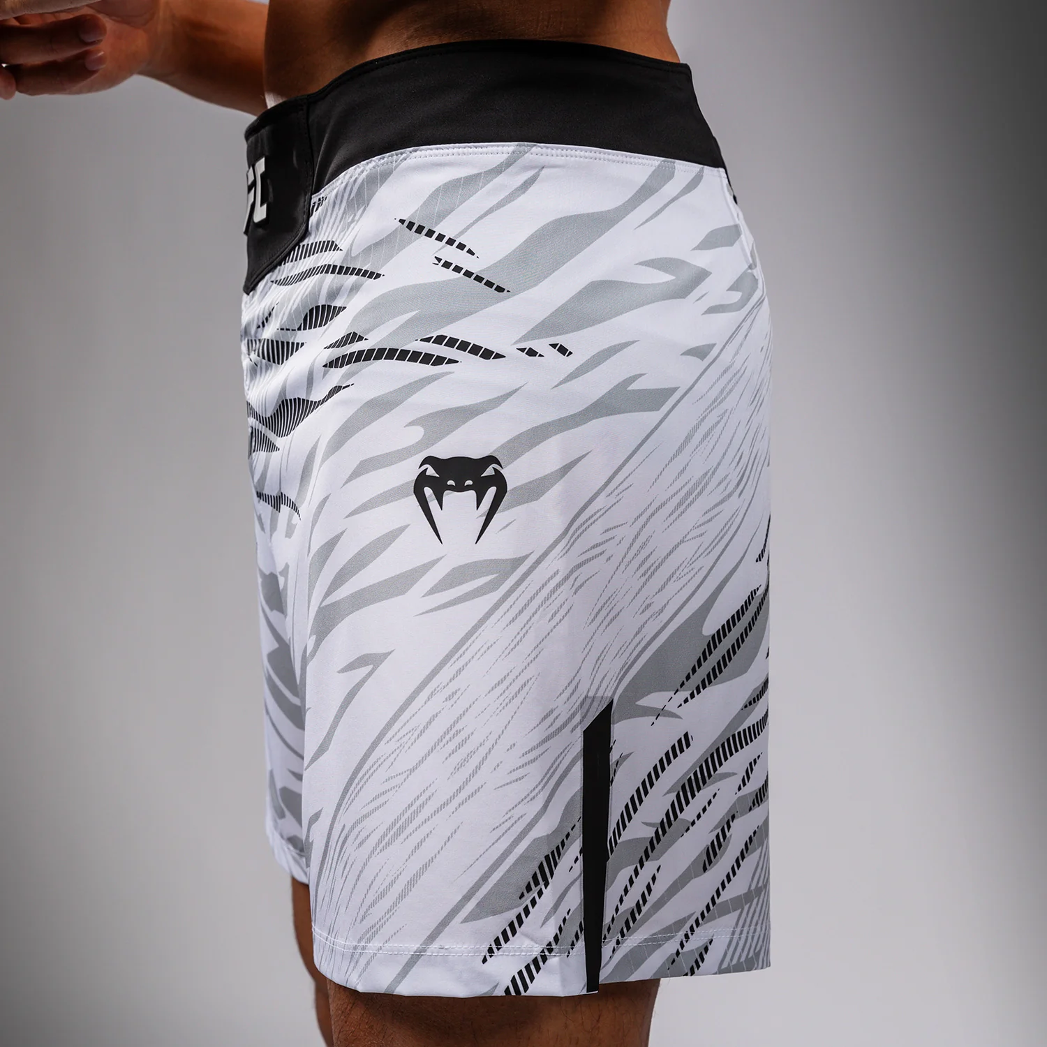 UFC Fusion by Venum Authentic Fight Night Herren Fight Short - Short Fit - Weiß - Image 6