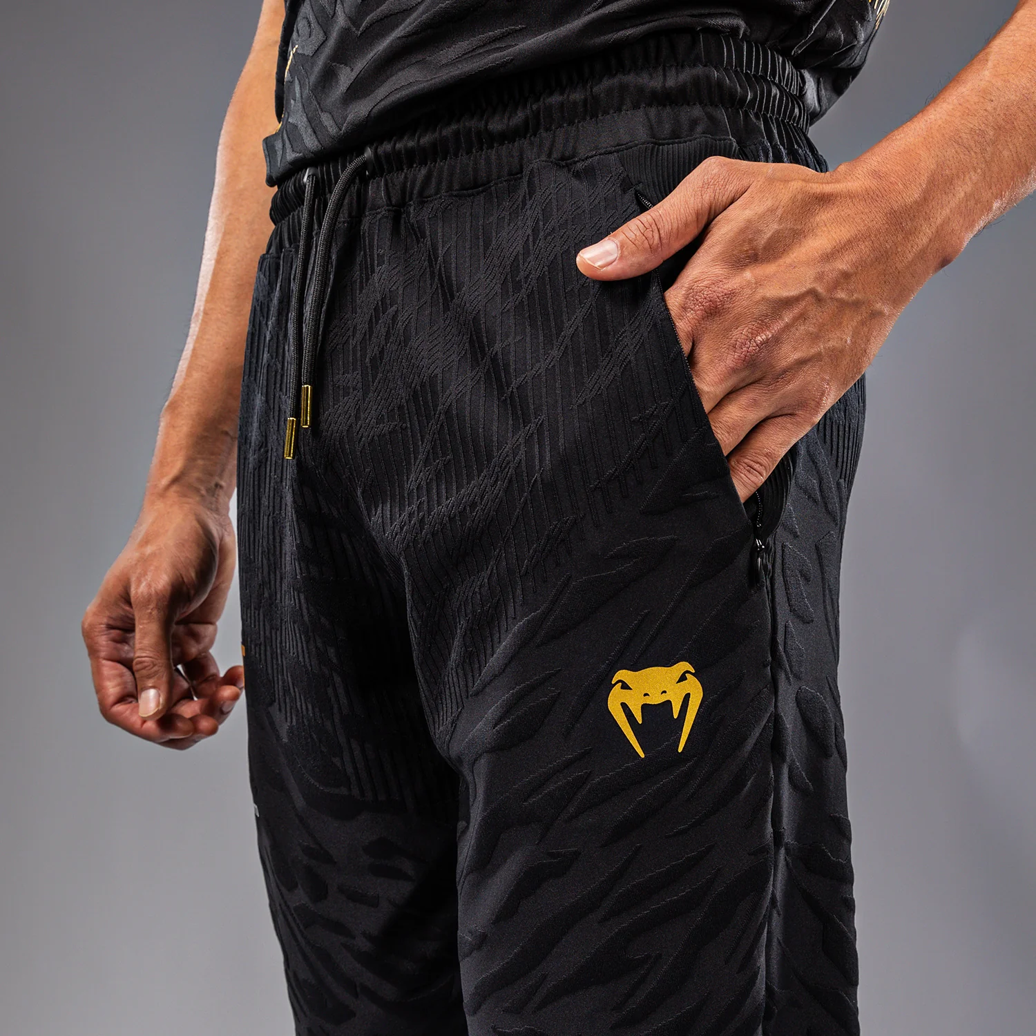 UFC Fusion by Venum Authentic Fight Night Herren Walkout Hose - Champion - Image 5