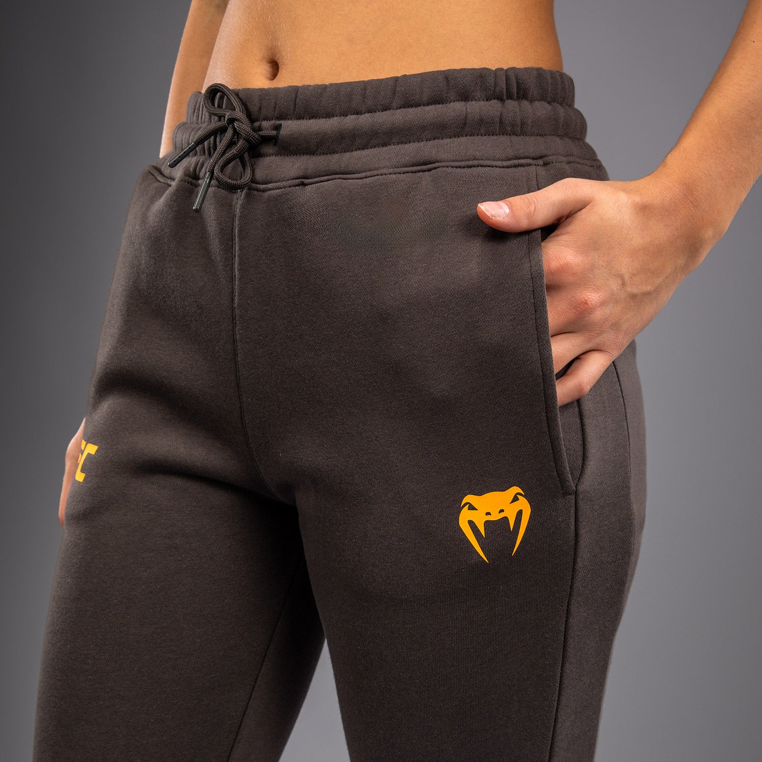 UFC Fusion by Venum Fight Week Damen Baumwollhose - Solid Erdiges Braun - Image 6