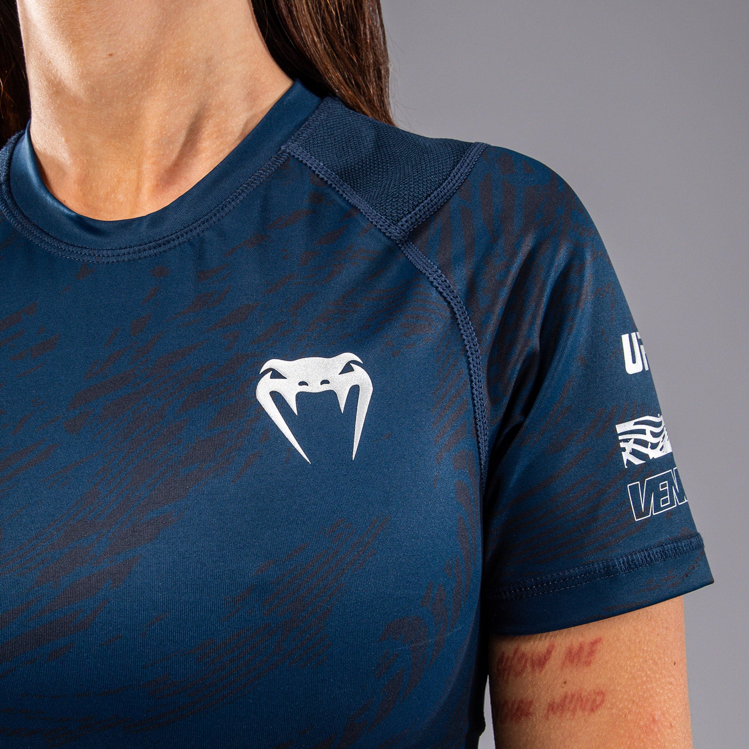 UFC Fusion by Venum Fight Week Damen Performance Kurzarm Rashguard - Ozeanisches Blau - Image 6
