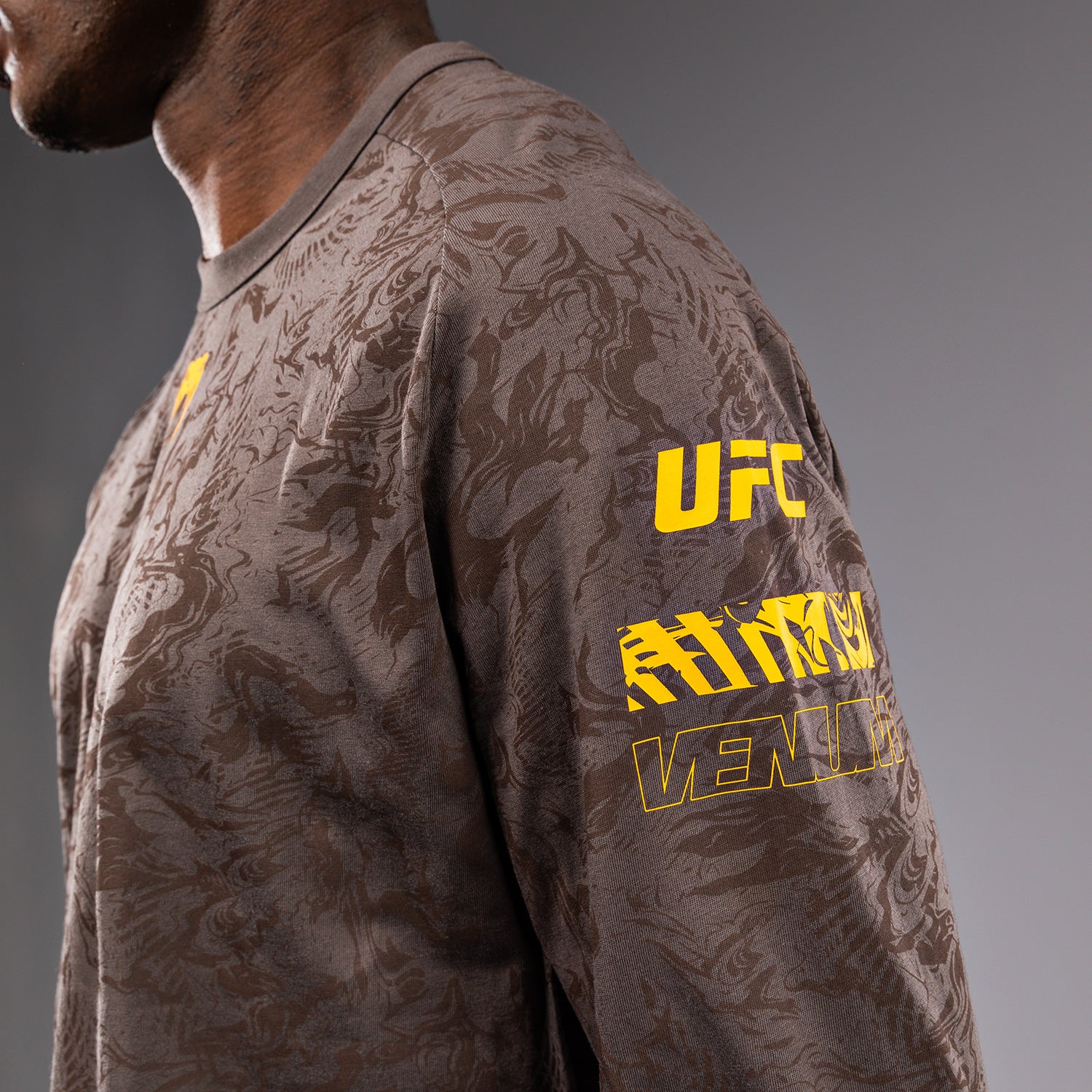 UFC Fusion by Venum Fight Week Herren Langarm T-Shirt - Erdiges Braun - Image 7