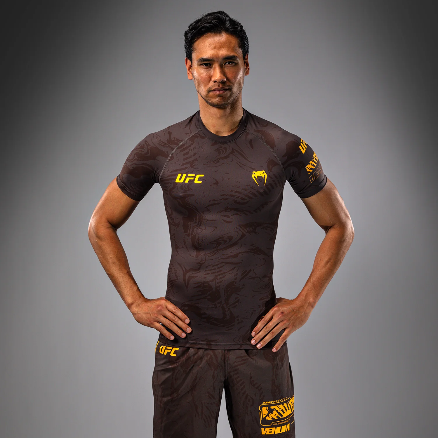 UFC Fusion by Venum Fight Week Herren Performance Kurzarm Rashguard - Erdiges Braun