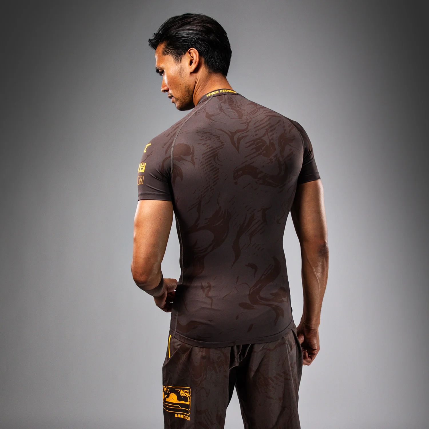 UFC Fusion by Venum Fight Week Herren Performance Kurzarm Rashguard - Erdiges Braun - Image 2