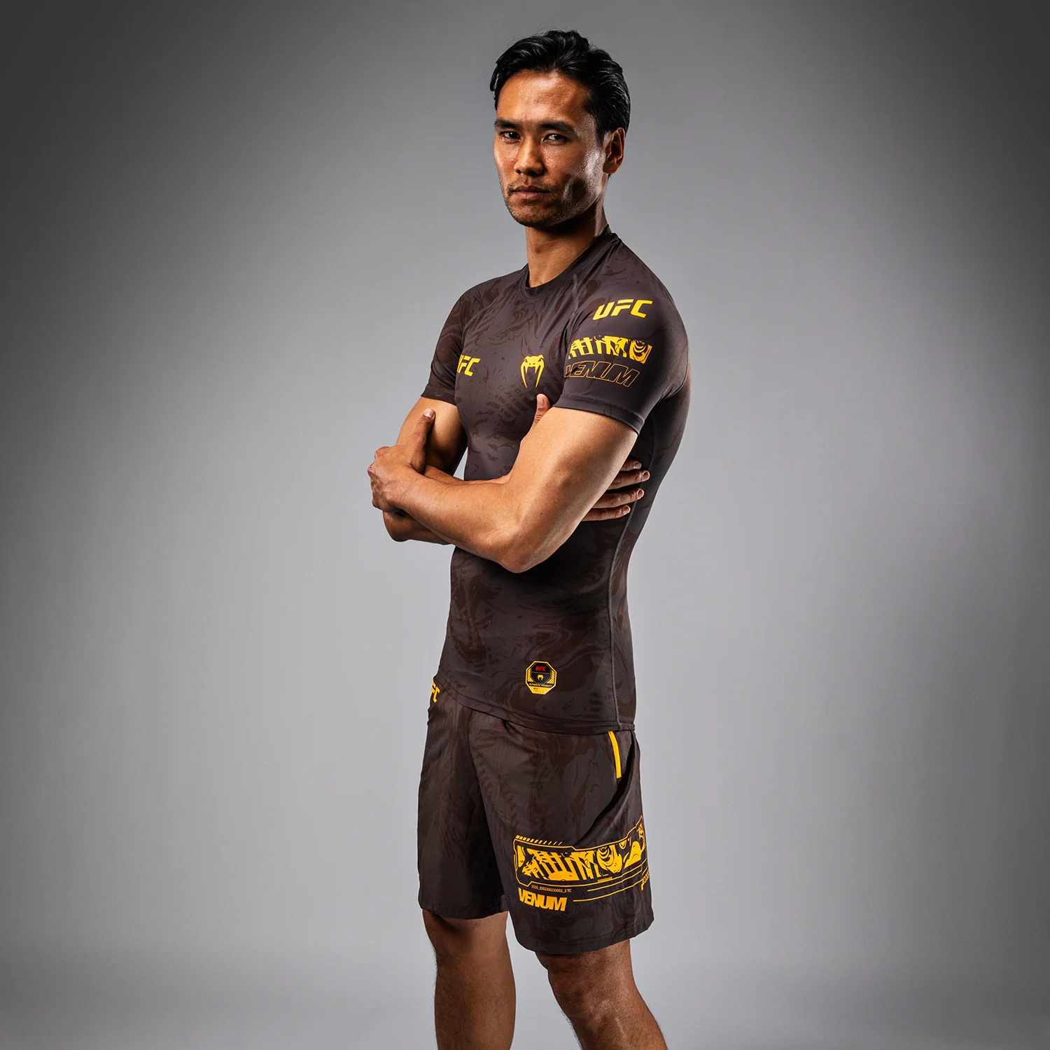 UFC Fusion by Venum Fight Week Herren Performance Kurzarm Rashguard - Erdiges Braun - Image 3