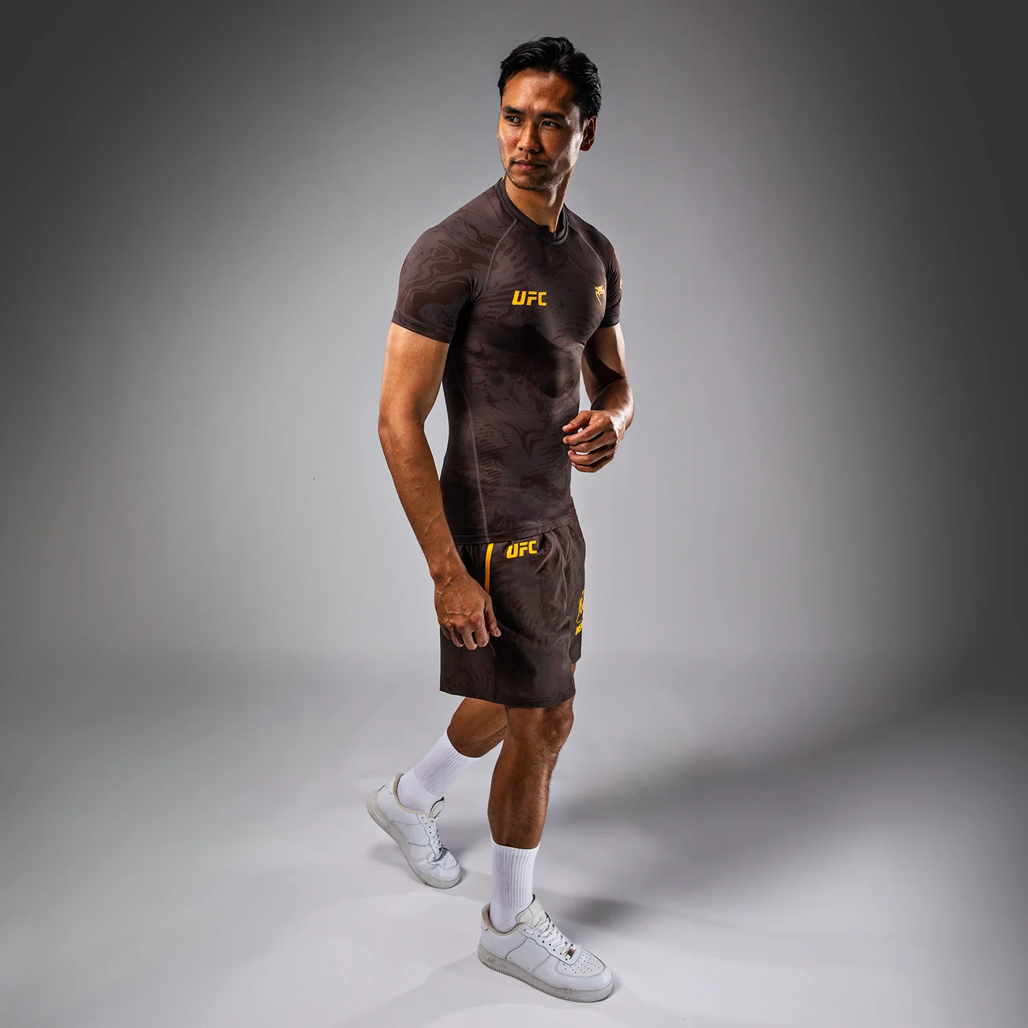 UFC Fusion by Venum Fight Week Herren Performance Kurzarm Rashguard - Erdiges Braun - Image 4