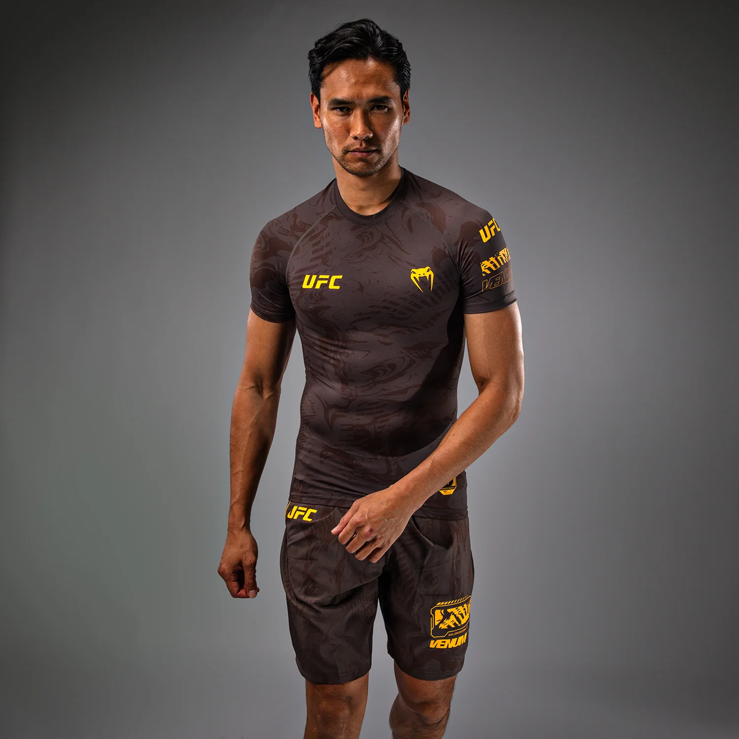 UFC Fusion by Venum Fight Week Herren Performance Kurzarm Rashguard - Erdiges Braun - Image 5
