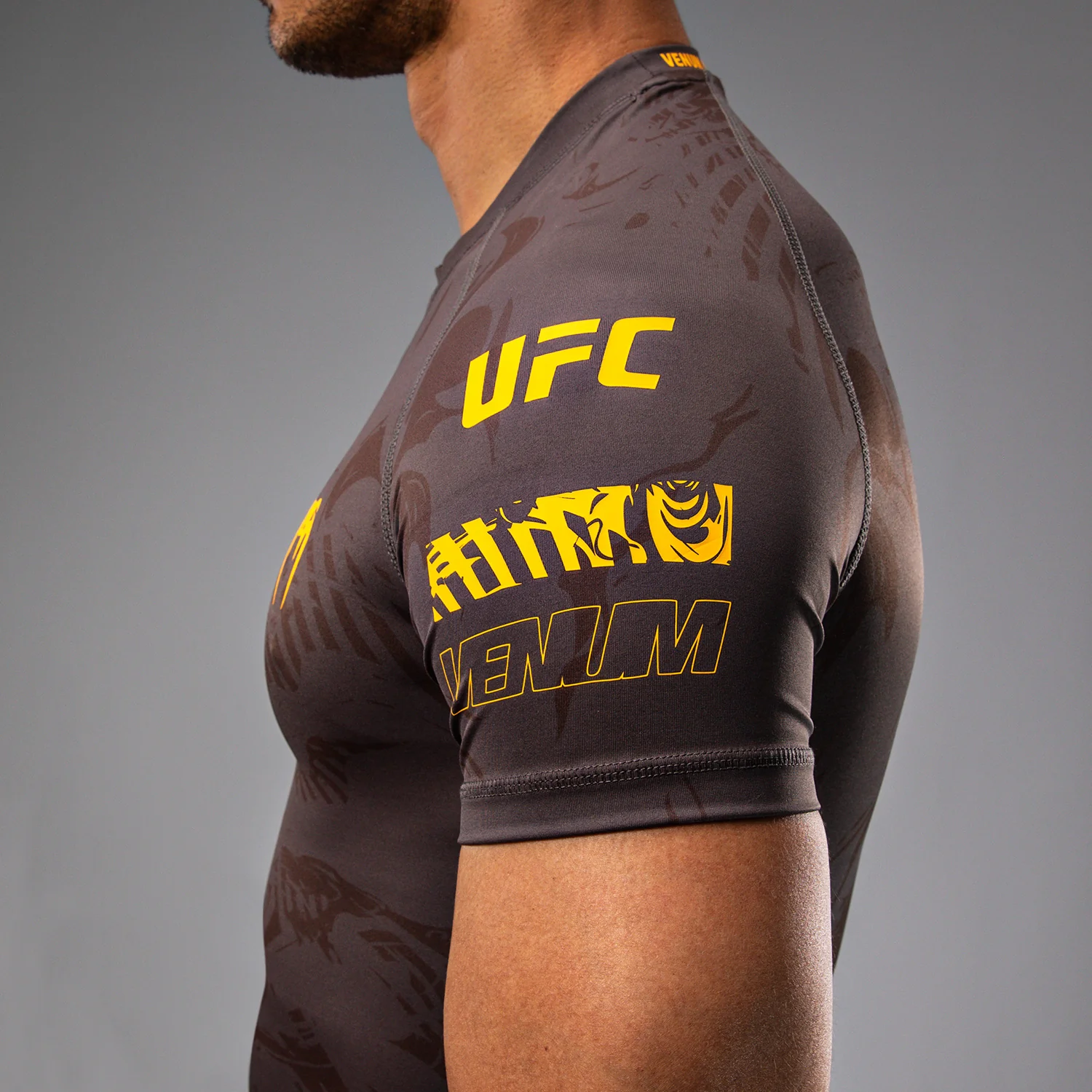 UFC Fusion by Venum Fight Week Herren Performance Kurzarm Rashguard - Erdiges Braun - Image 6