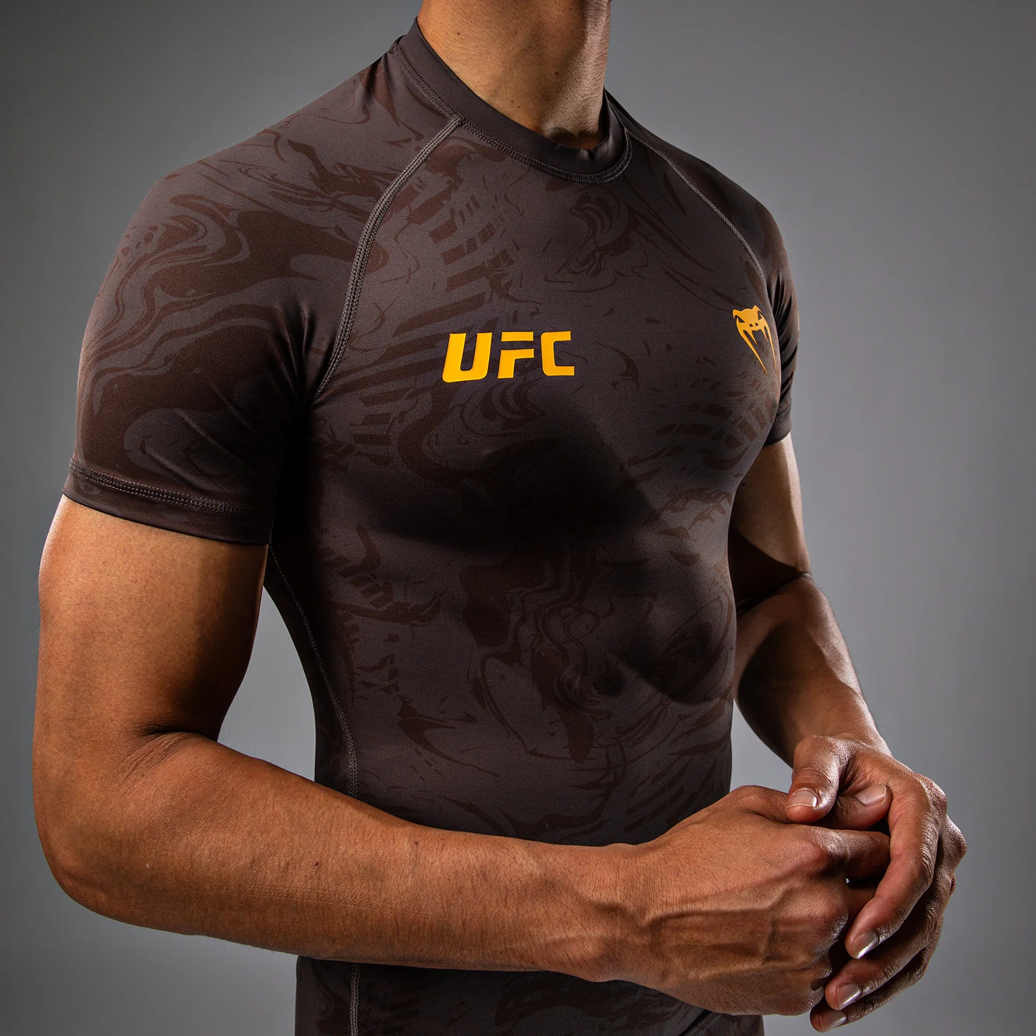 UFC Fusion by Venum Fight Week Herren Performance Kurzarm Rashguard - Erdiges Braun - Image 7