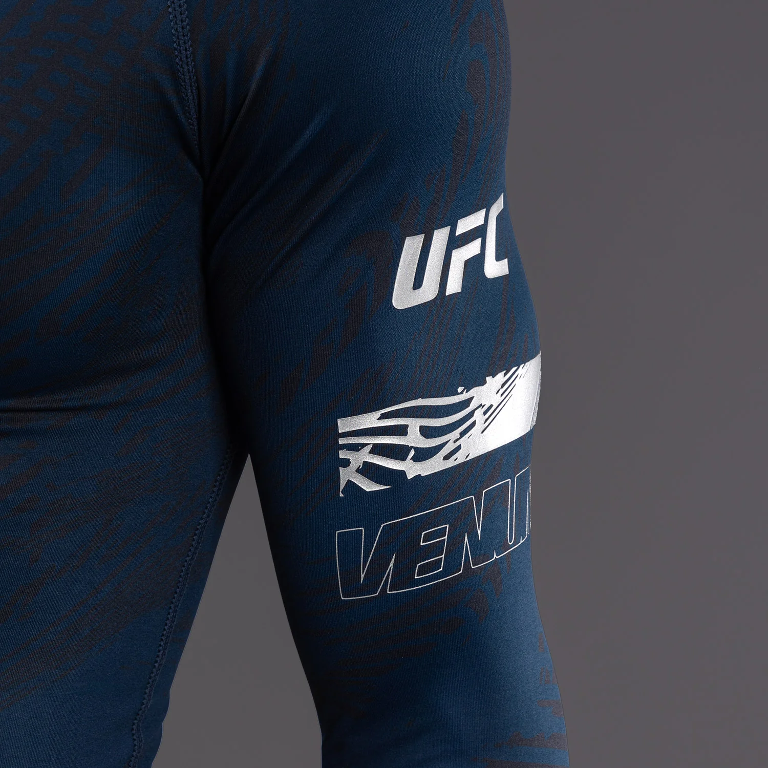 UFC Fusion by Venum Fight Week Herren Performance Langarm Rashguard - Ozeanisches Blau - Image 2