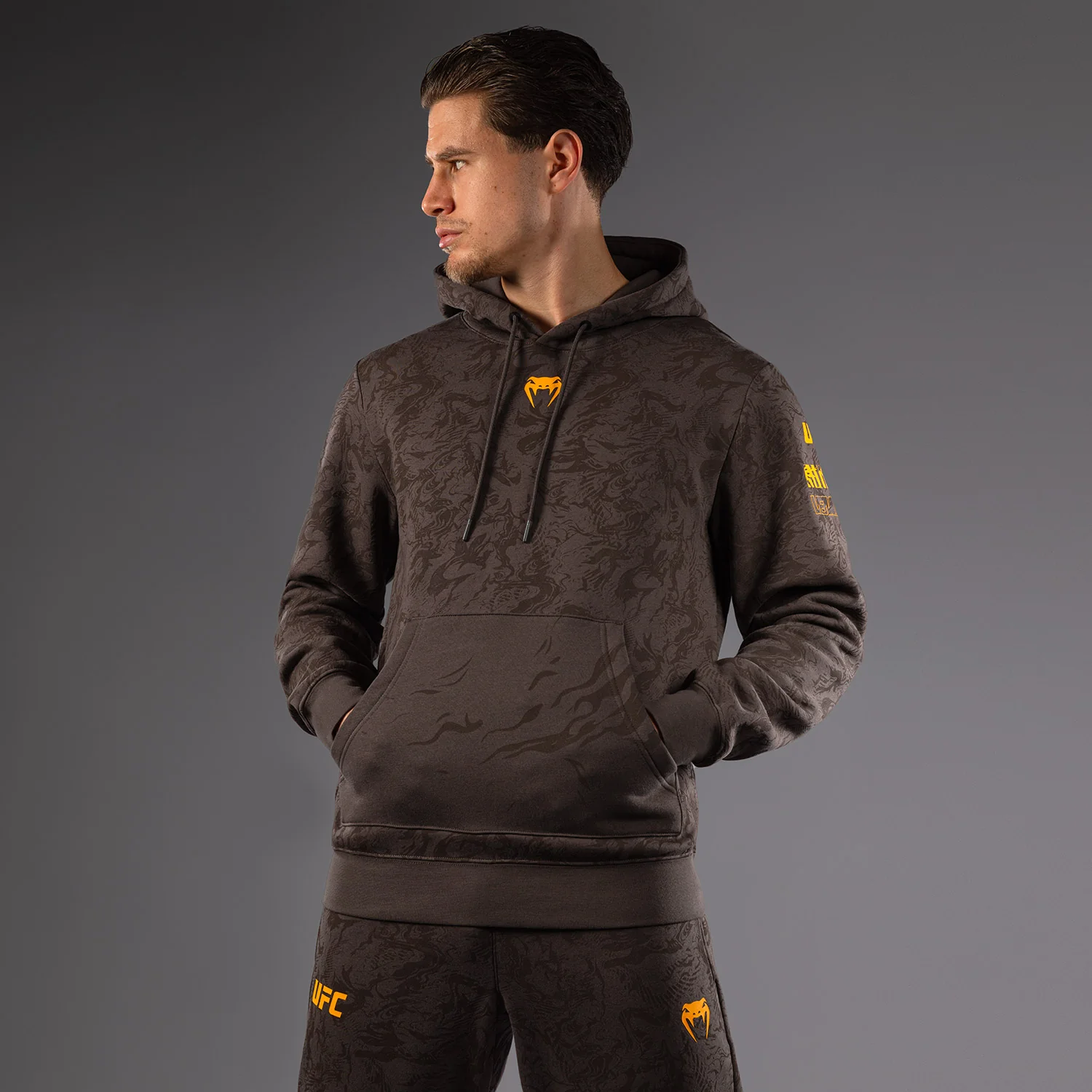 UFC Fusion by Venum Fight Week Herren Pullover Hoodie - Erdiges Braun - Image 2