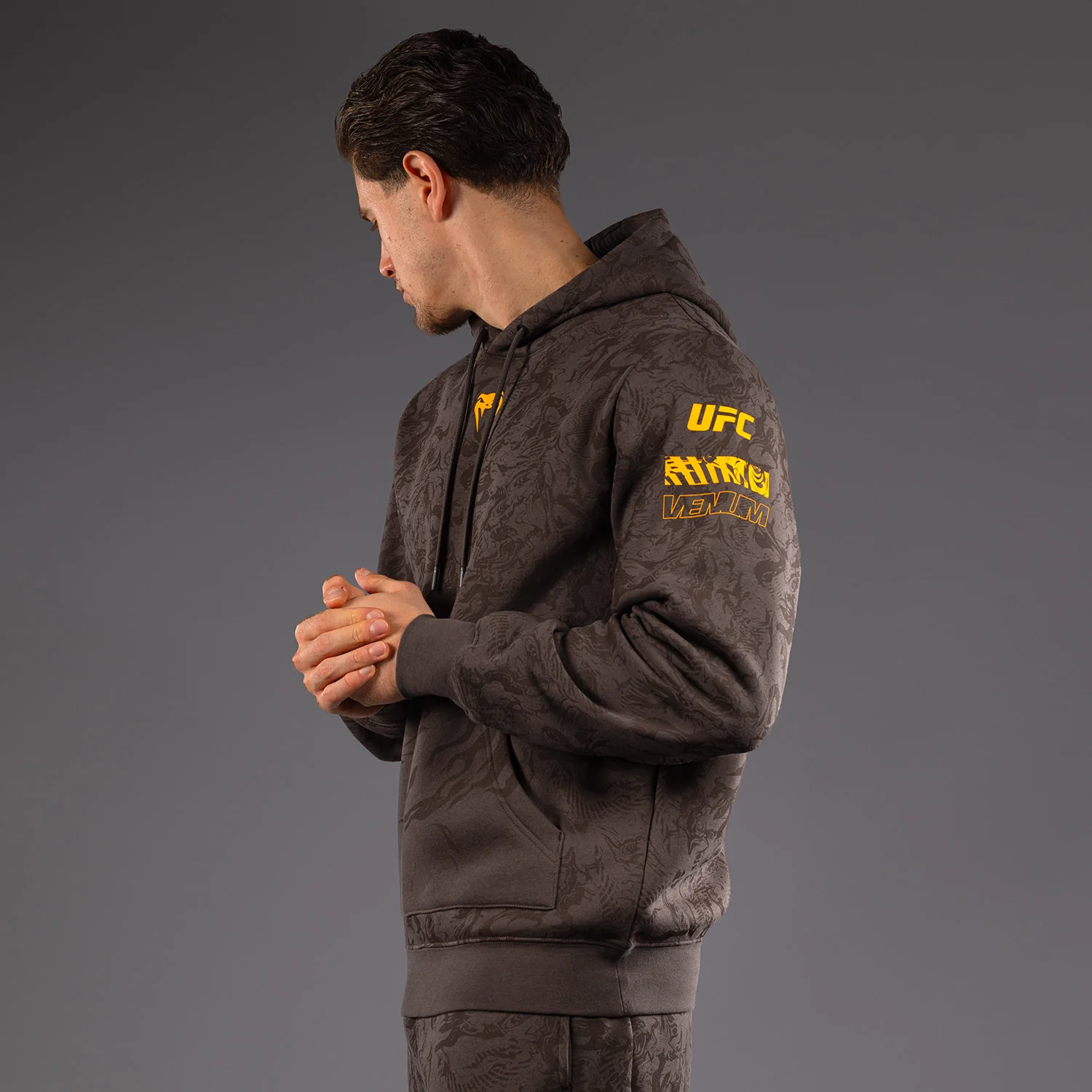 UFC Fusion by Venum Fight Week Herren Pullover Hoodie - Erdiges Braun - Image 3