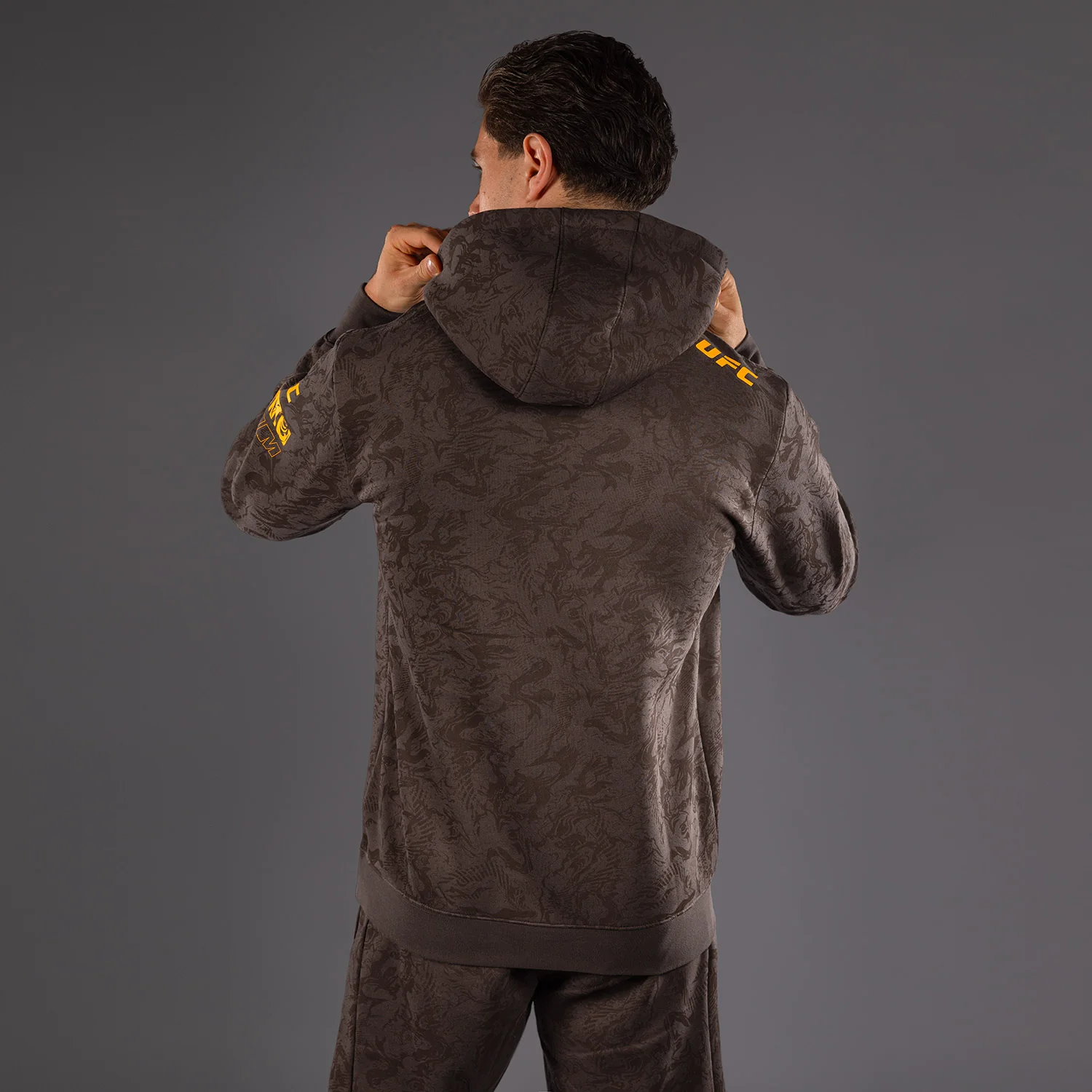 UFC Fusion by Venum Fight Week Herren Pullover Hoodie - Erdiges Braun - Image 4