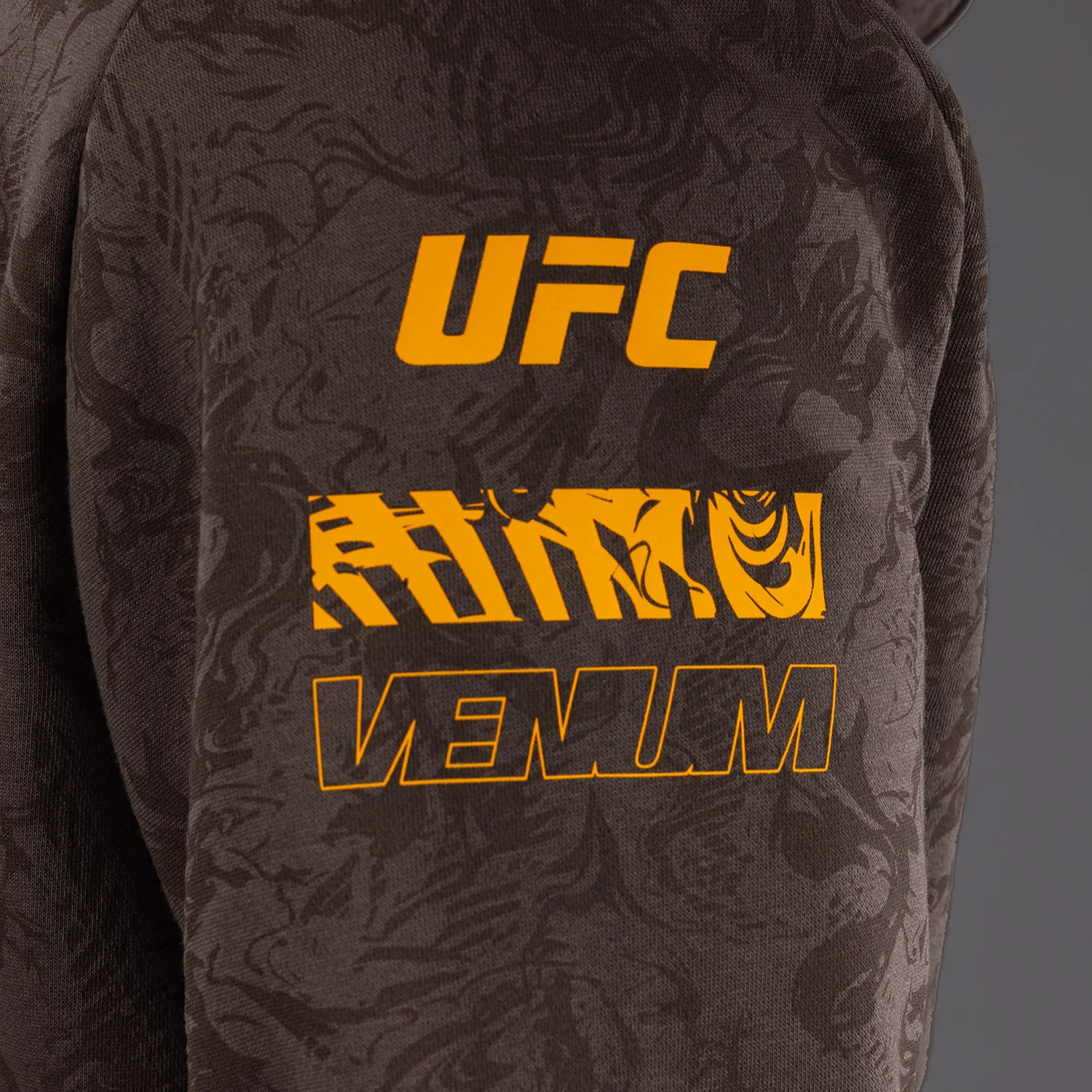 UFC Fusion by Venum Fight Week Herren Pullover Hoodie - Erdiges Braun - Image 6