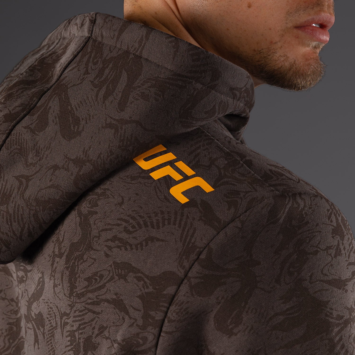 UFC Fusion by Venum Fight Week Herren Pullover Hoodie - Erdiges Braun - Image 7
