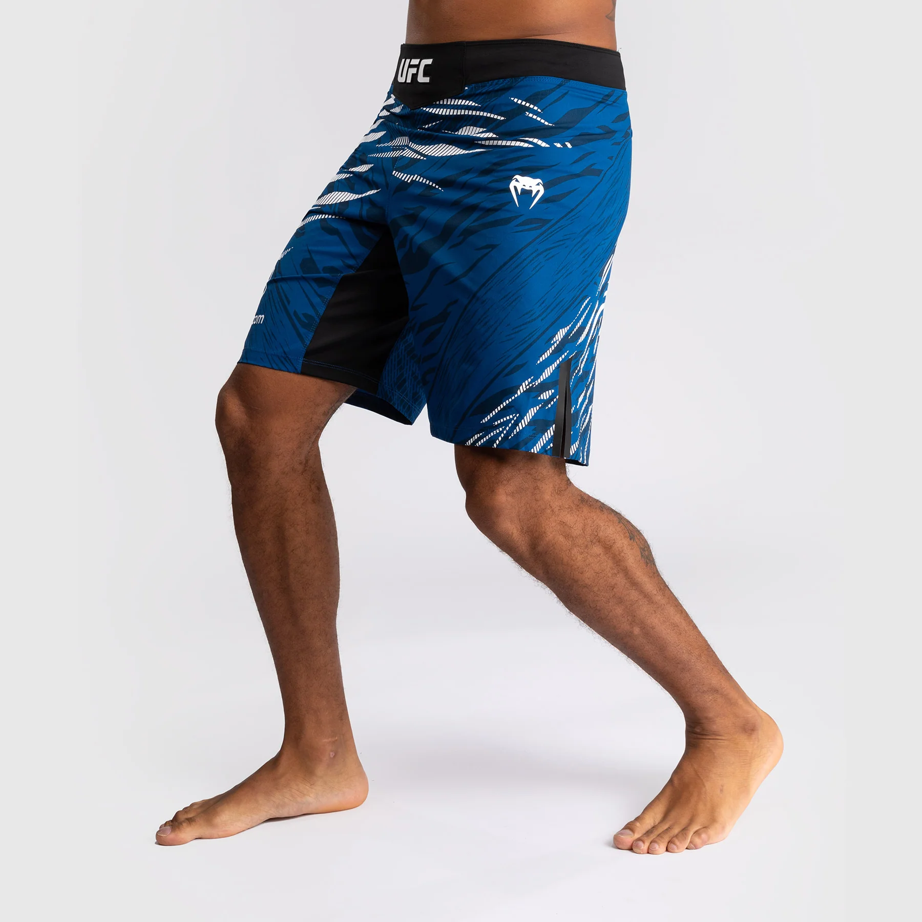 UFC Fusion by Venum Personalized Authentic Fight Night Herren Fight Short - Long Fit - Blau - Image 4