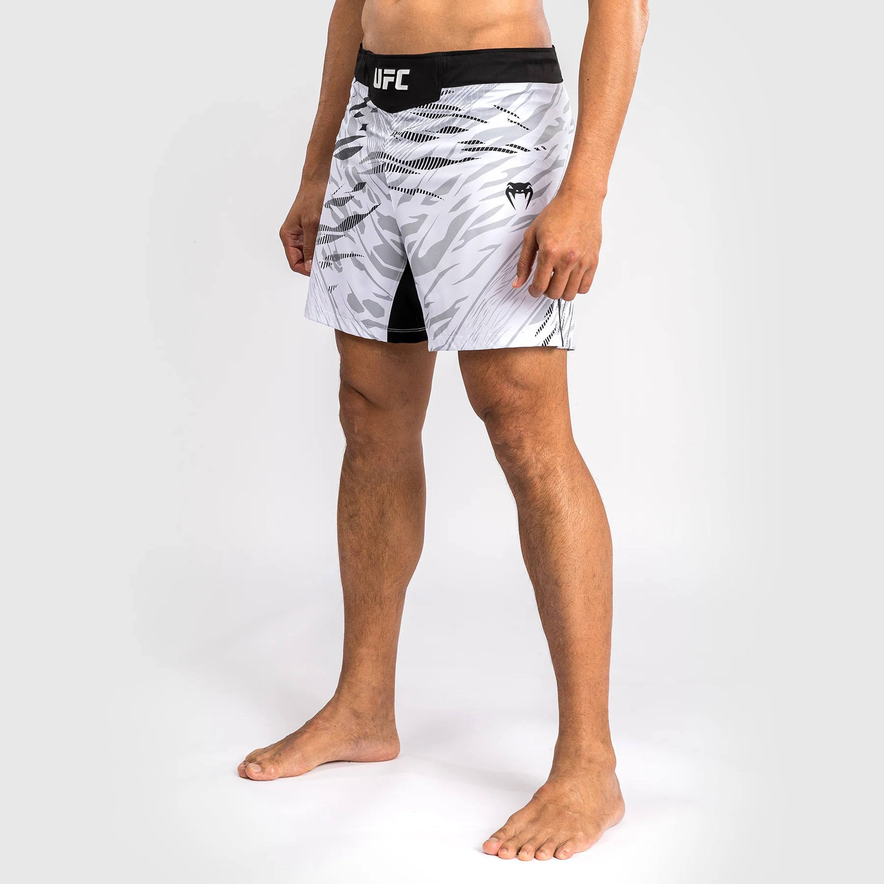 UFC Fusion by Venum Personalized Authentic Fight Night Herren Fight Short - Short Fit - Weiß - Image 3