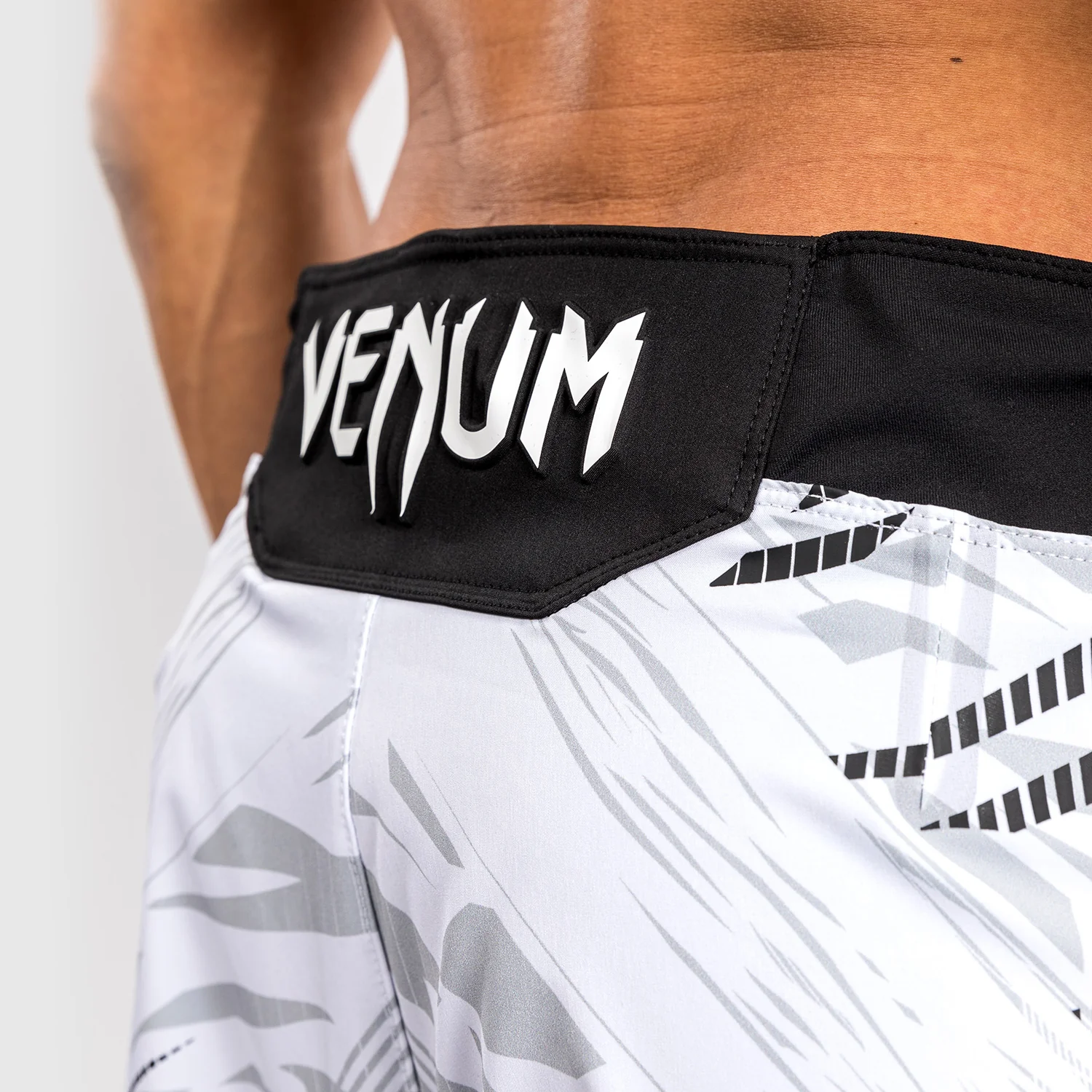 UFC Fusion by Venum Personalized Authentic Fight Night Herren Fight Short - Short Fit - Weiß - Image 7