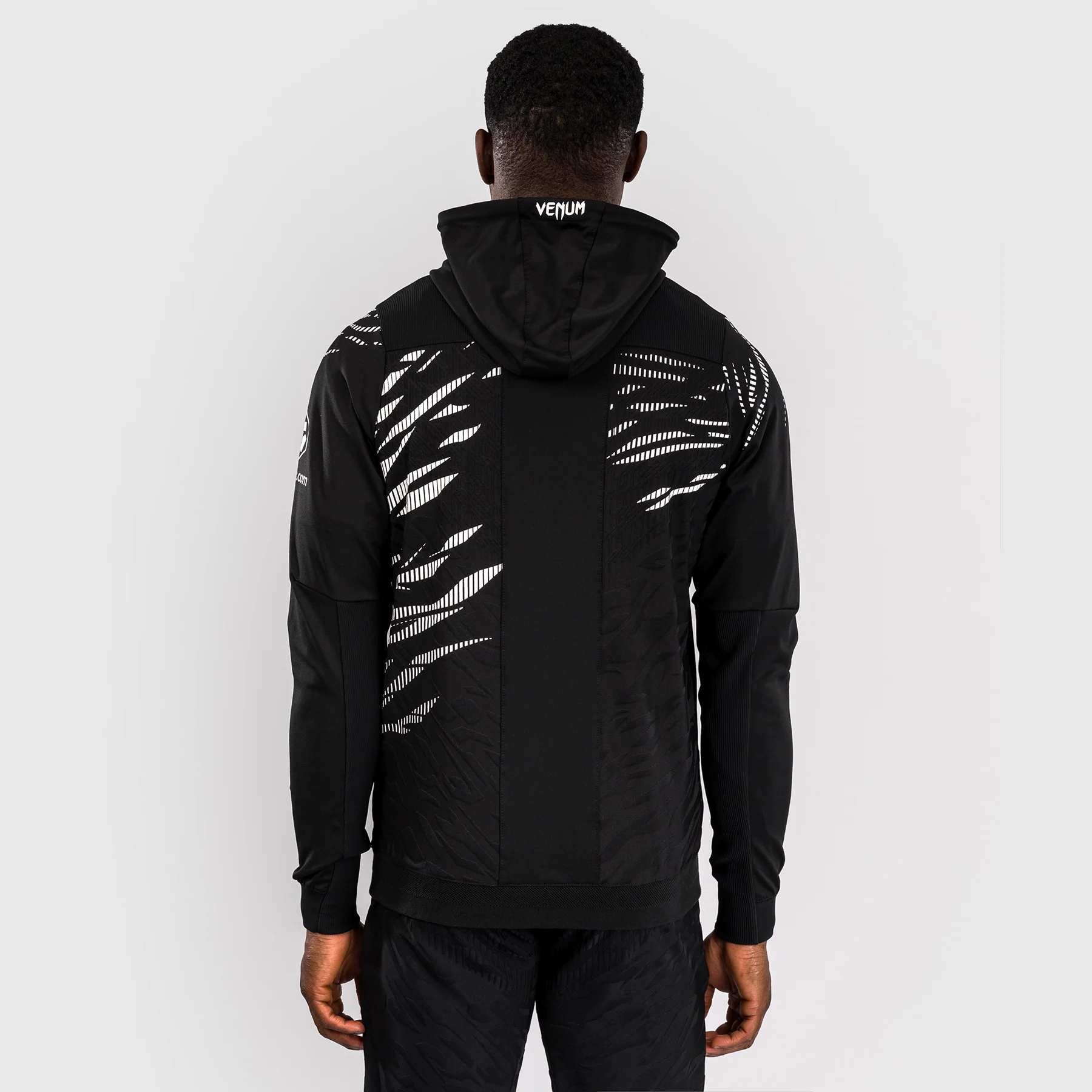 UFC Fusion by Venum Personalized Authentic Fight Night Herren Walkout Hoodie - Schwarz - Image 5