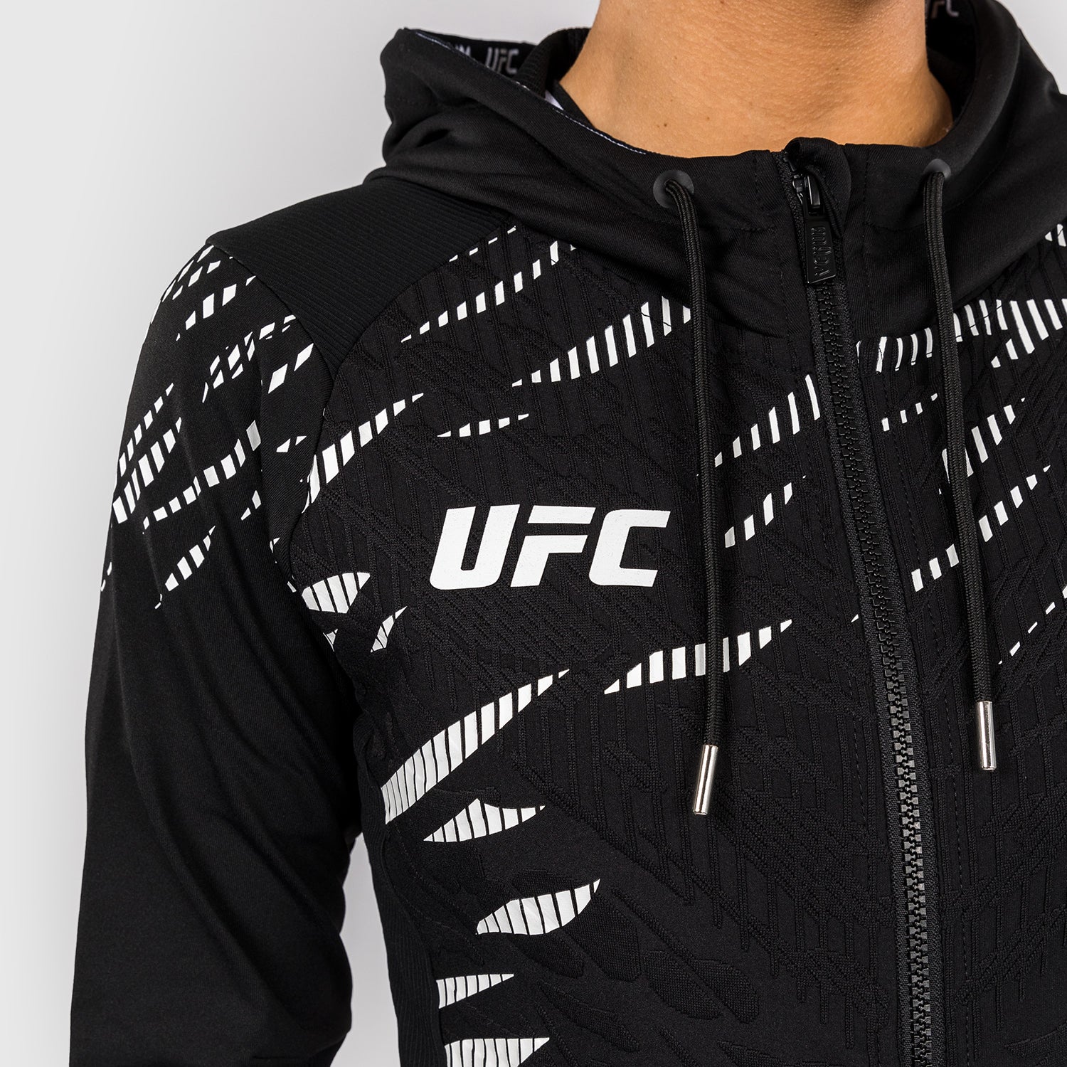 UFC Fusion by Venum Personalized Authentic Fight Night Damen Walkout Hoodie - Schwarz - Image 7