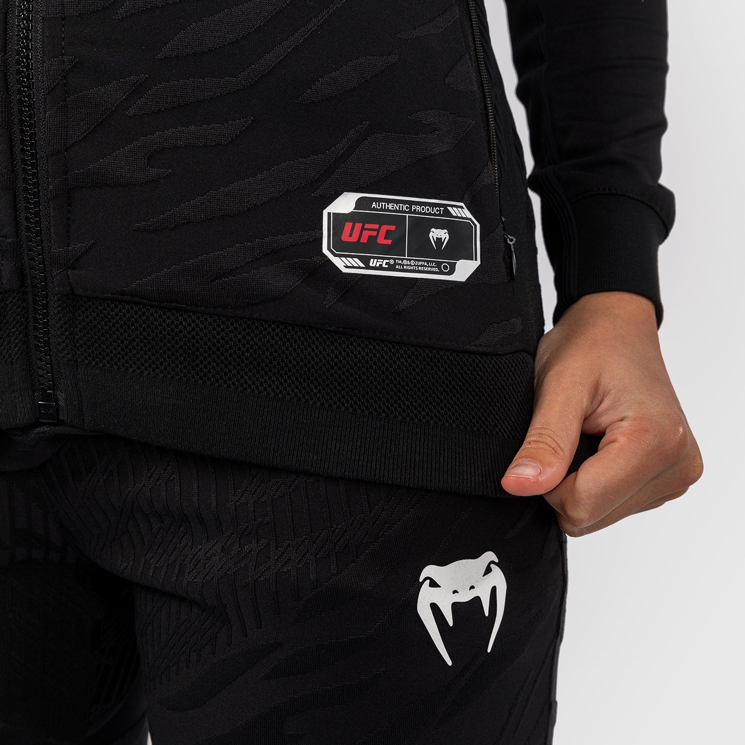 UFC Fusion by Venum Personalized Authentic Fight Night Damen Walkout Hoodie - Schwarz - Image 8