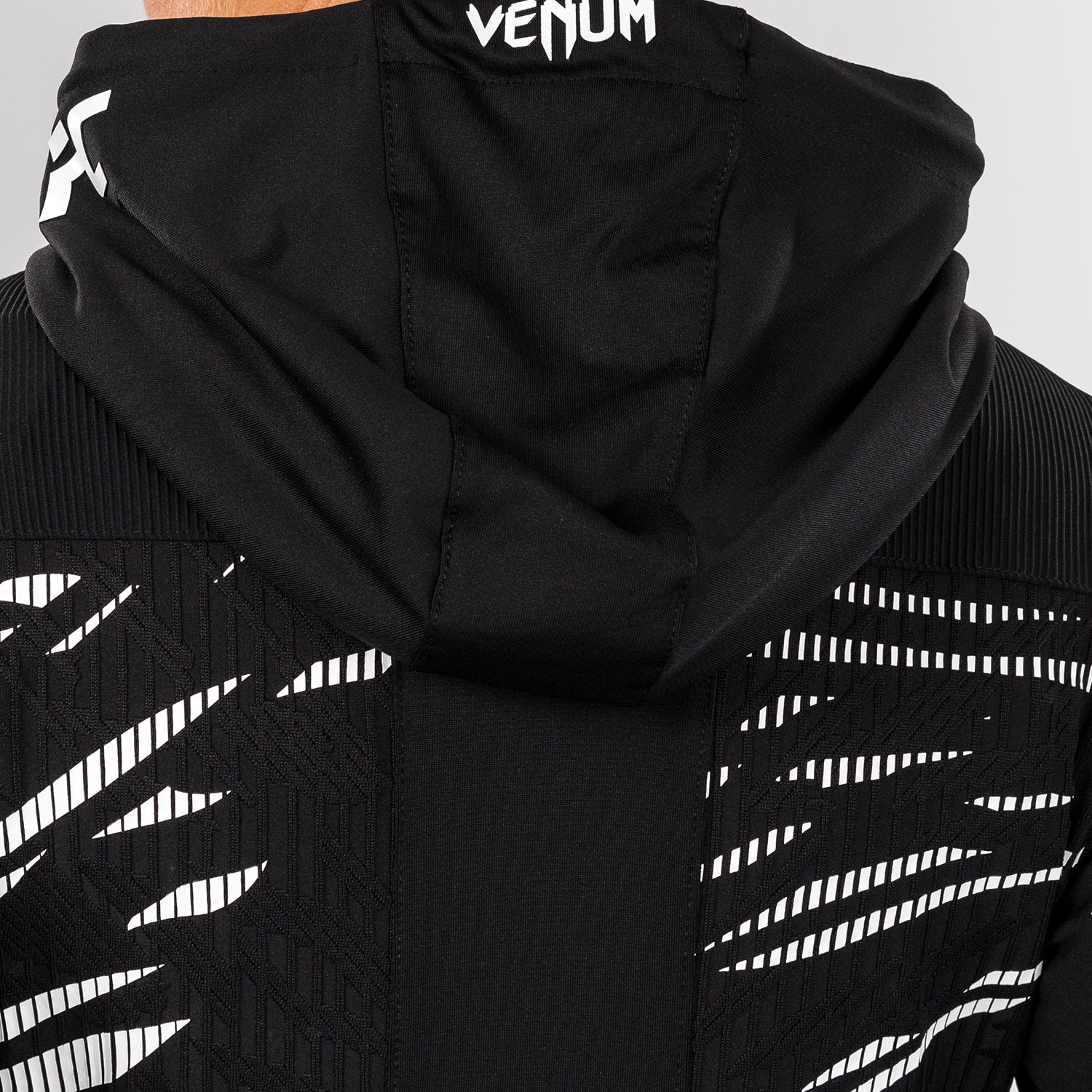 UFC Fusion by Venum Personalized Authentic Fight Night Damen Walkout Hoodie - Schwarz - Image 9