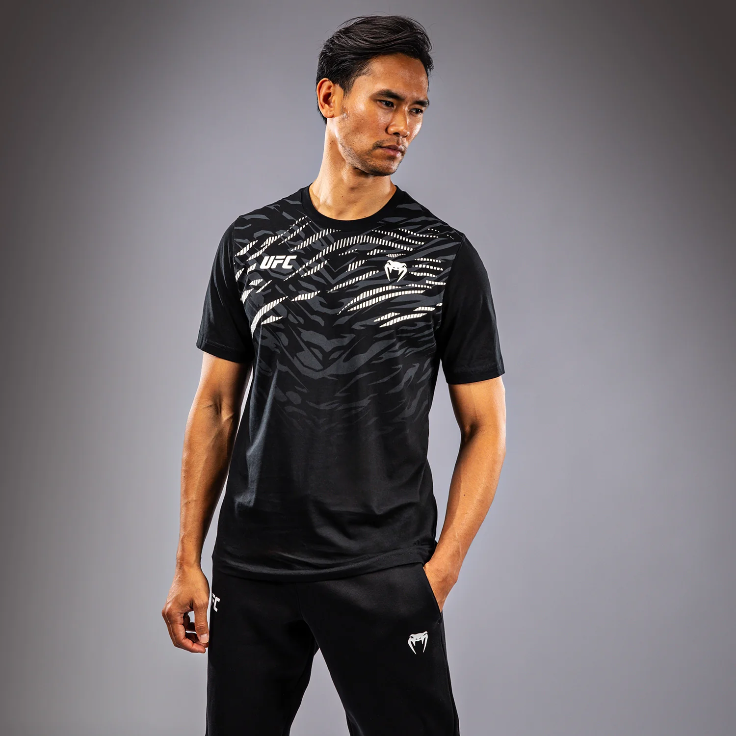 UFC Fusion by Venum Replica Herren Kurzarm T-Shirt - Schwarz - Image 3