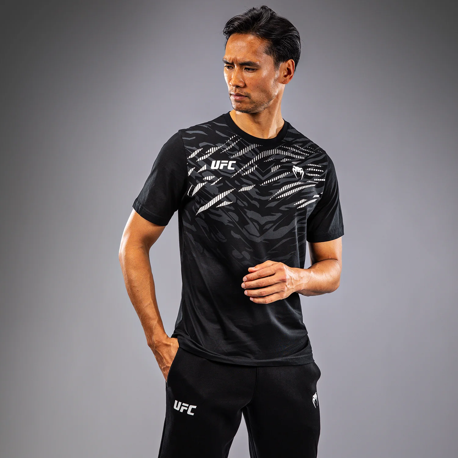 UFC Fusion by Venum Replica Herren Kurzarm T-Shirt - Schwarz - Image 4