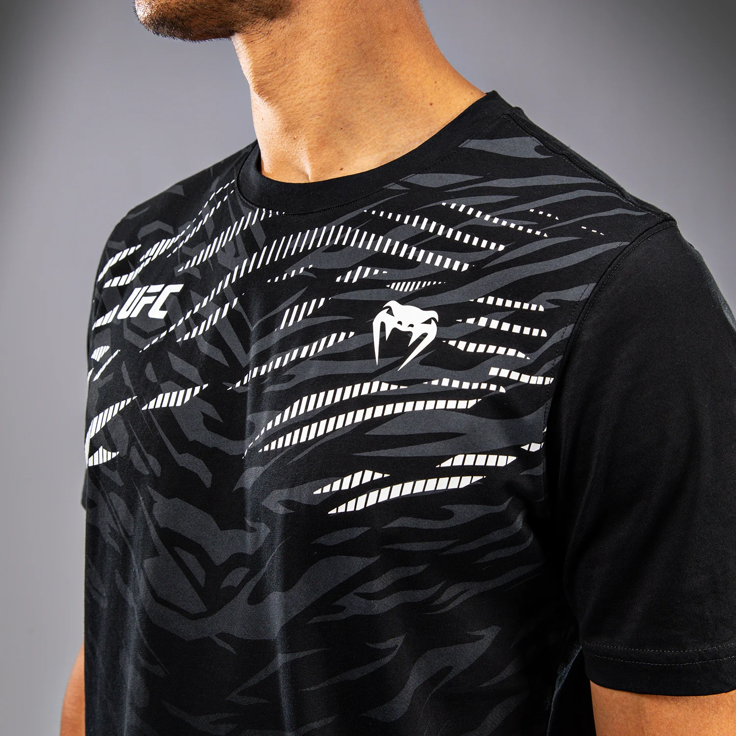 UFC Fusion by Venum Replica Herren Kurzarm T-Shirt - Schwarz - Image 5