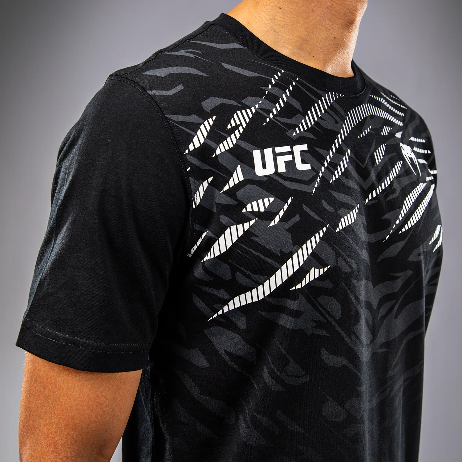 UFC Fusion by Venum Replica Herren Kurzarm T-Shirt - Schwarz - Image 6