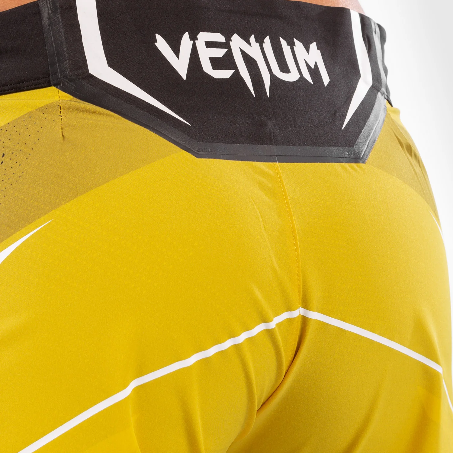 UFC Venum Authentic Fight Night Damen Shorts - Long Fit - Gelb - Image 6