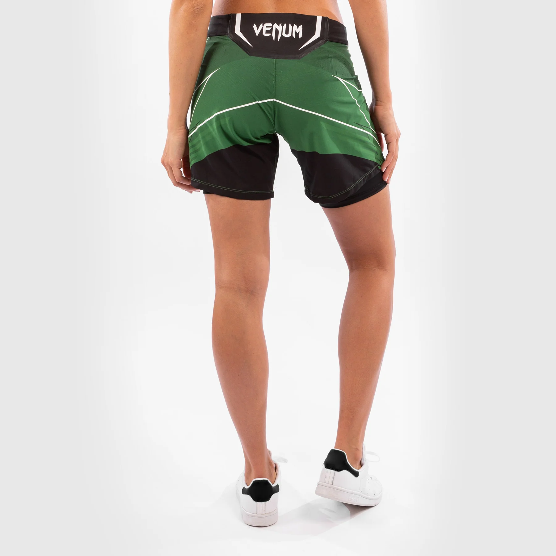 UFC Venum Authentic Fight Night Damen Shorts - Long Fit - Grün - Image 4