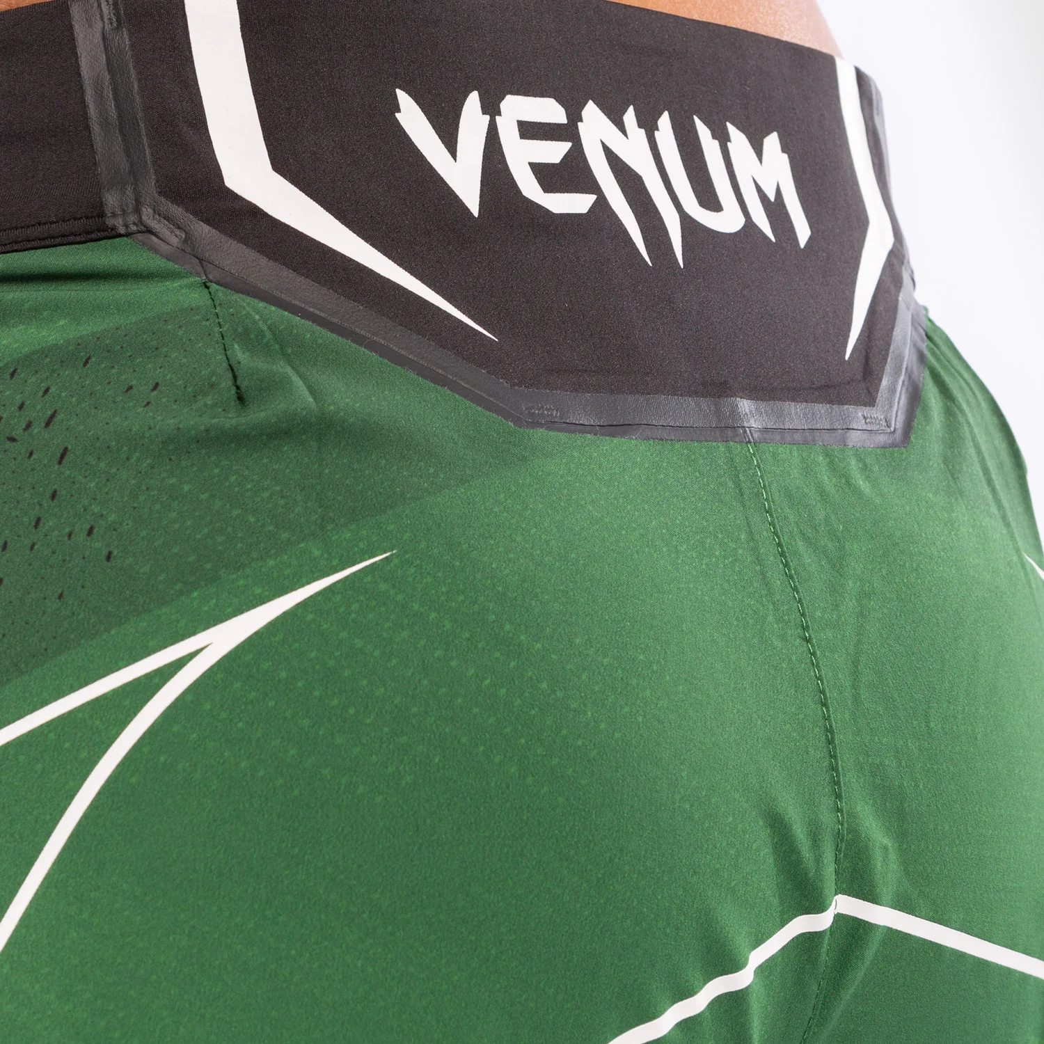 UFC Venum Authentic Fight Night Damen Shorts - Short Fit - Grün - Image 6