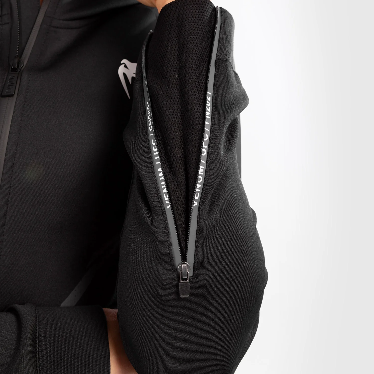 UFC Venum Personalisiert Authentic Fight Night Damen Walkout Hoodie - Schwarz - Image 7