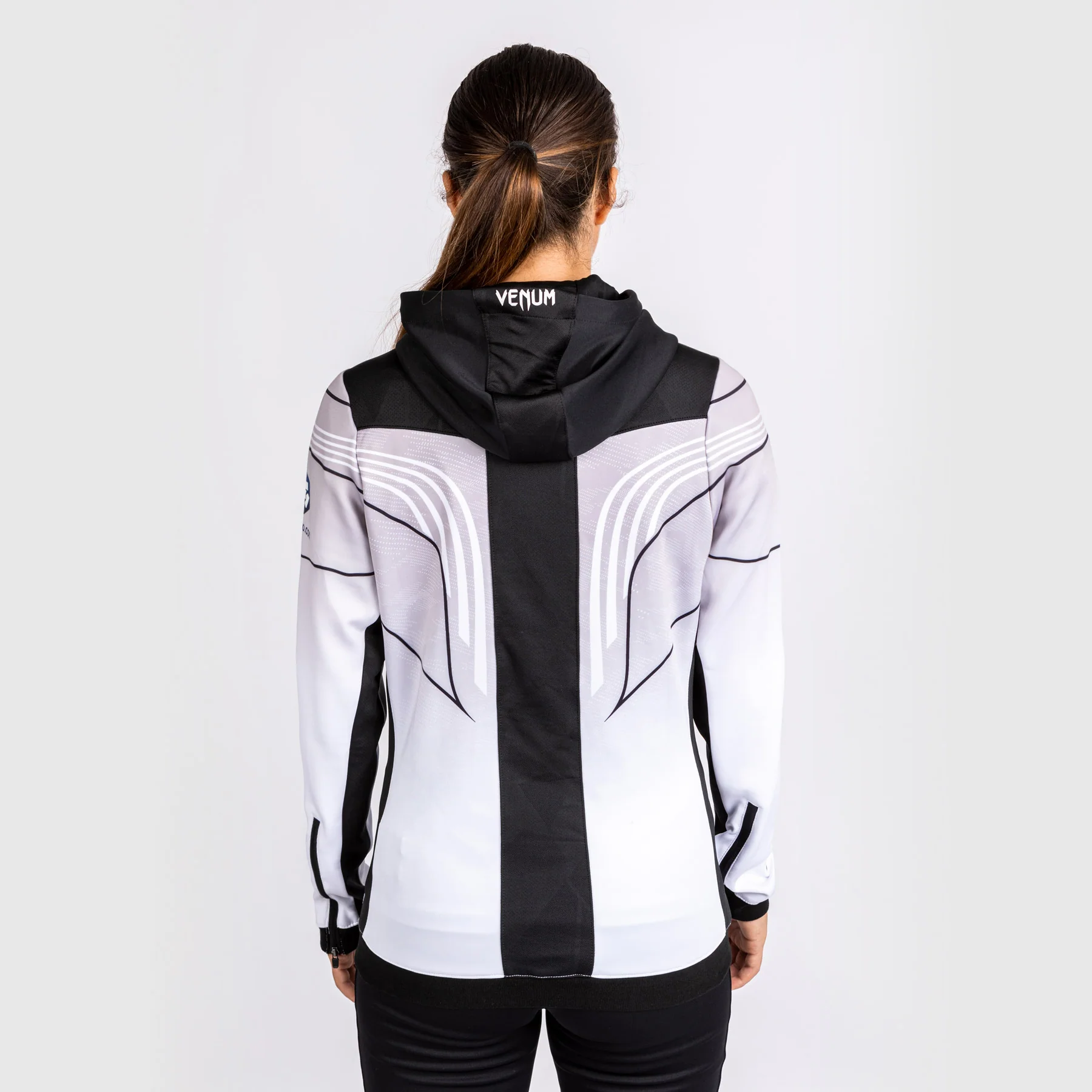 UFC Venum personalisierte authentische Fight Night 2.0 Frauen Walkout Hoodie - weiß - Image 2